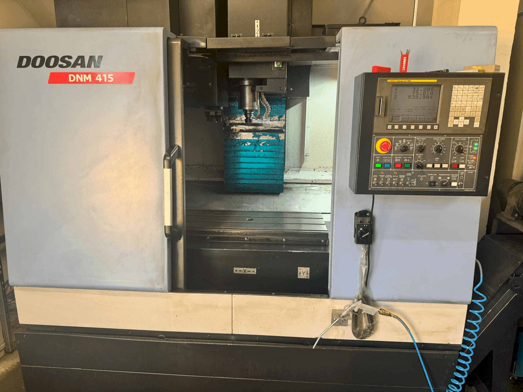 Makine  DOOSAN DNM 415 - Önden görünüm