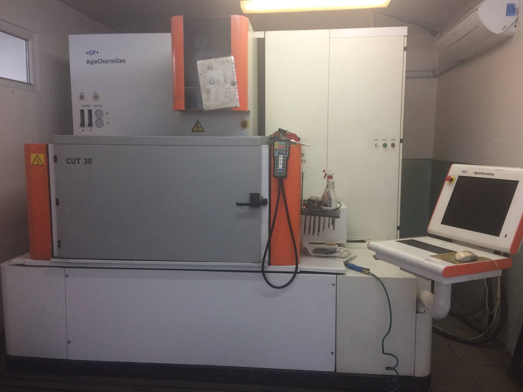 Makine  AgieCharmilles CUT 30P - Önden görünüm