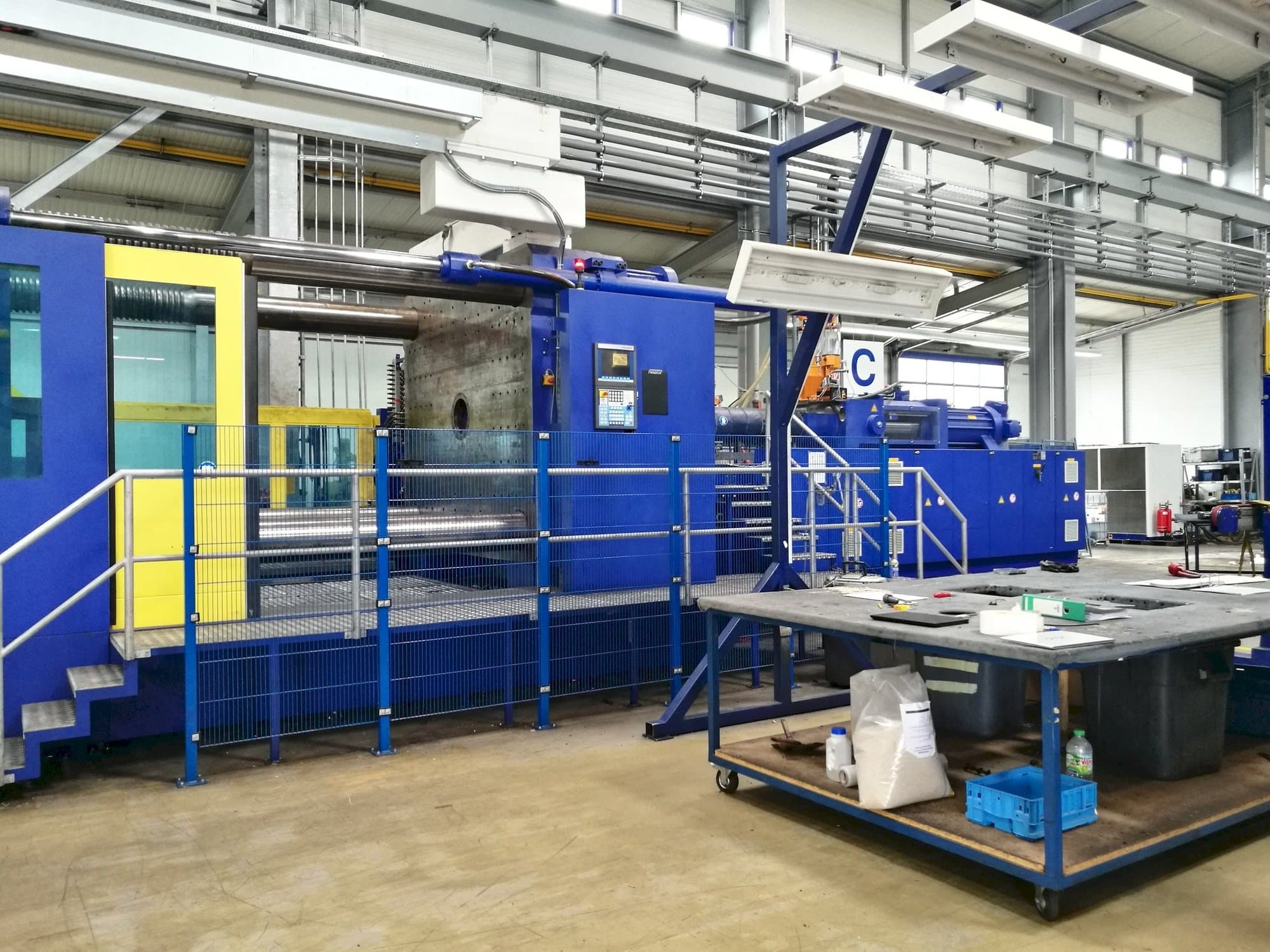 Makine  Krauss Maffei 2300-12000 MX - Önden görünüm