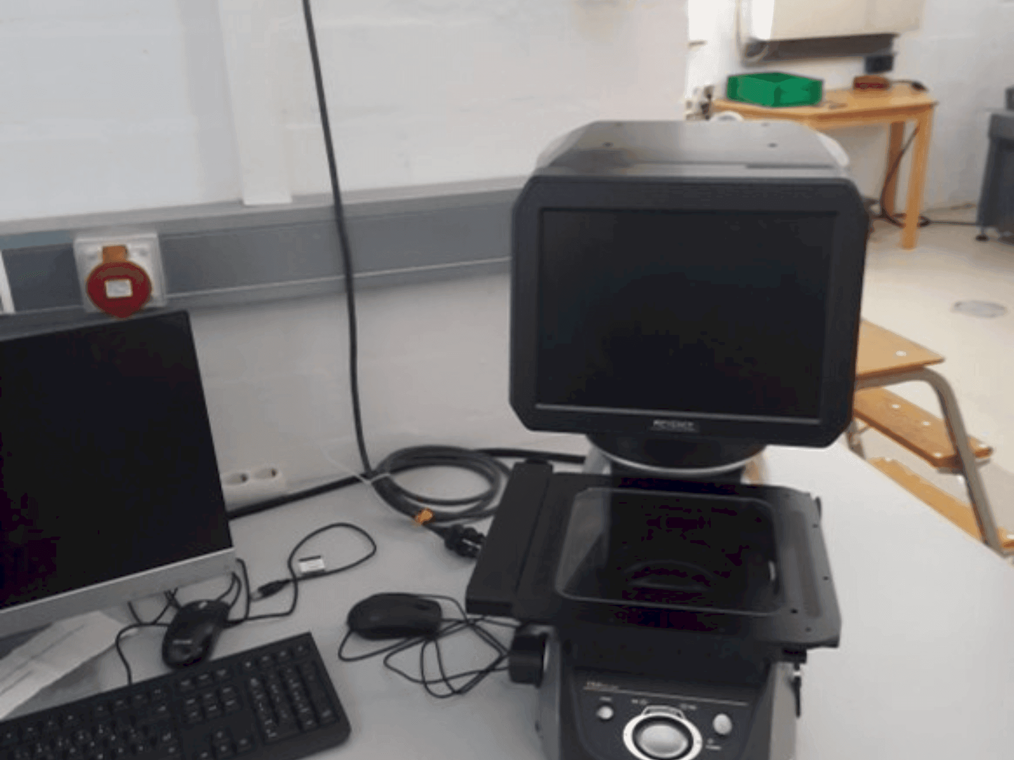 Makine  KEYENCE IM-7020 - Önden görünüm