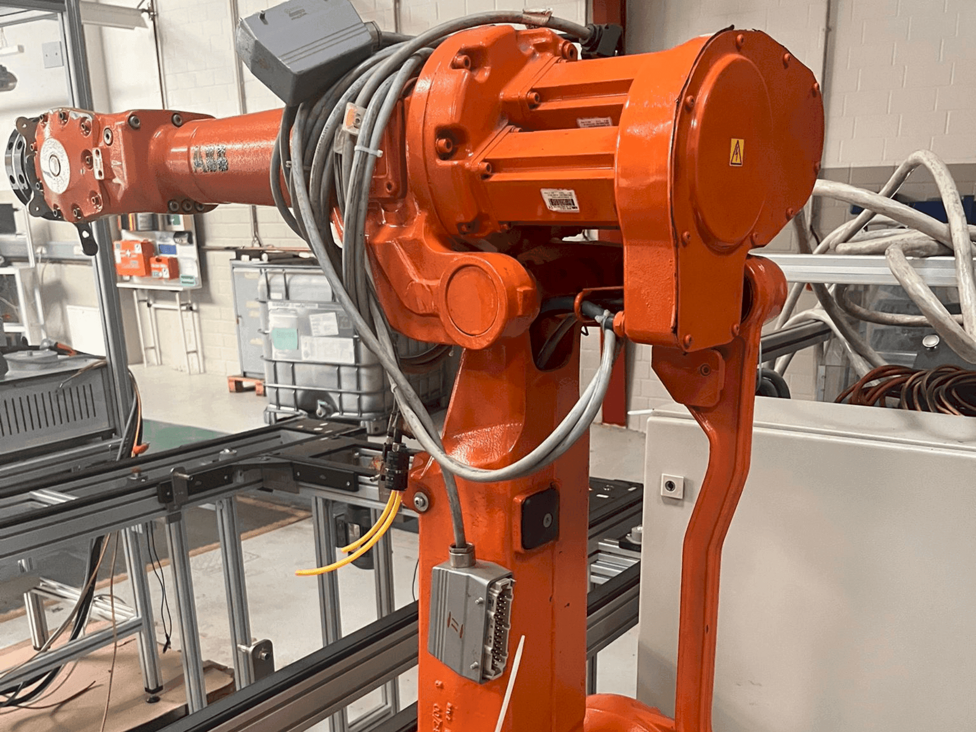 Makine  ABB IRB 2400 M2004 - Önden görünüm