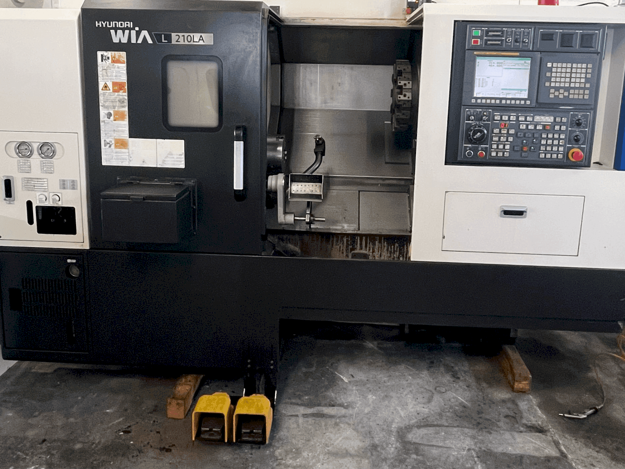 Makine  HYUNDAI KIA L 210LA - Önden görünüm