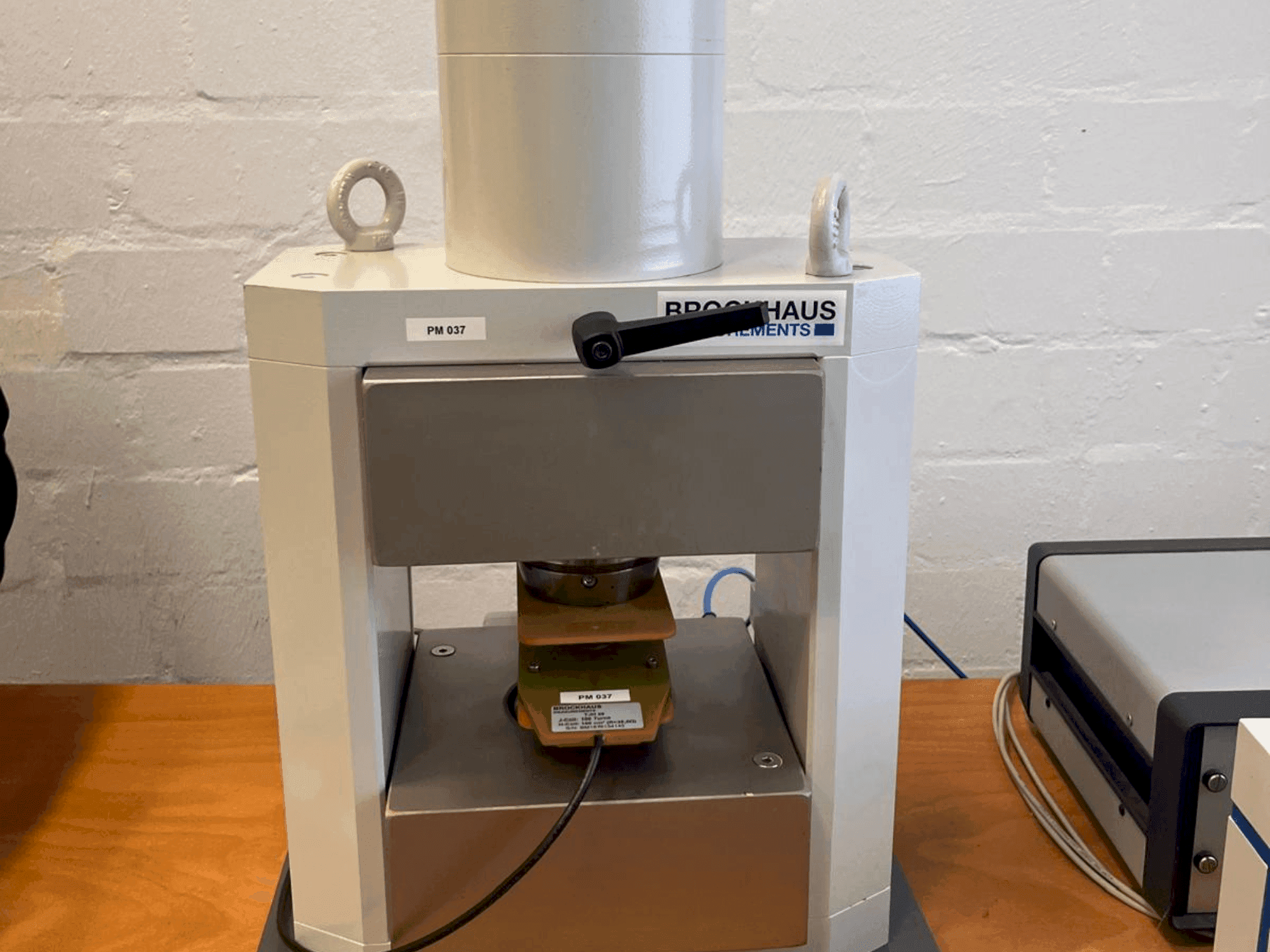 Makine  BROCKHAUS HG200 D - Önden görünüm