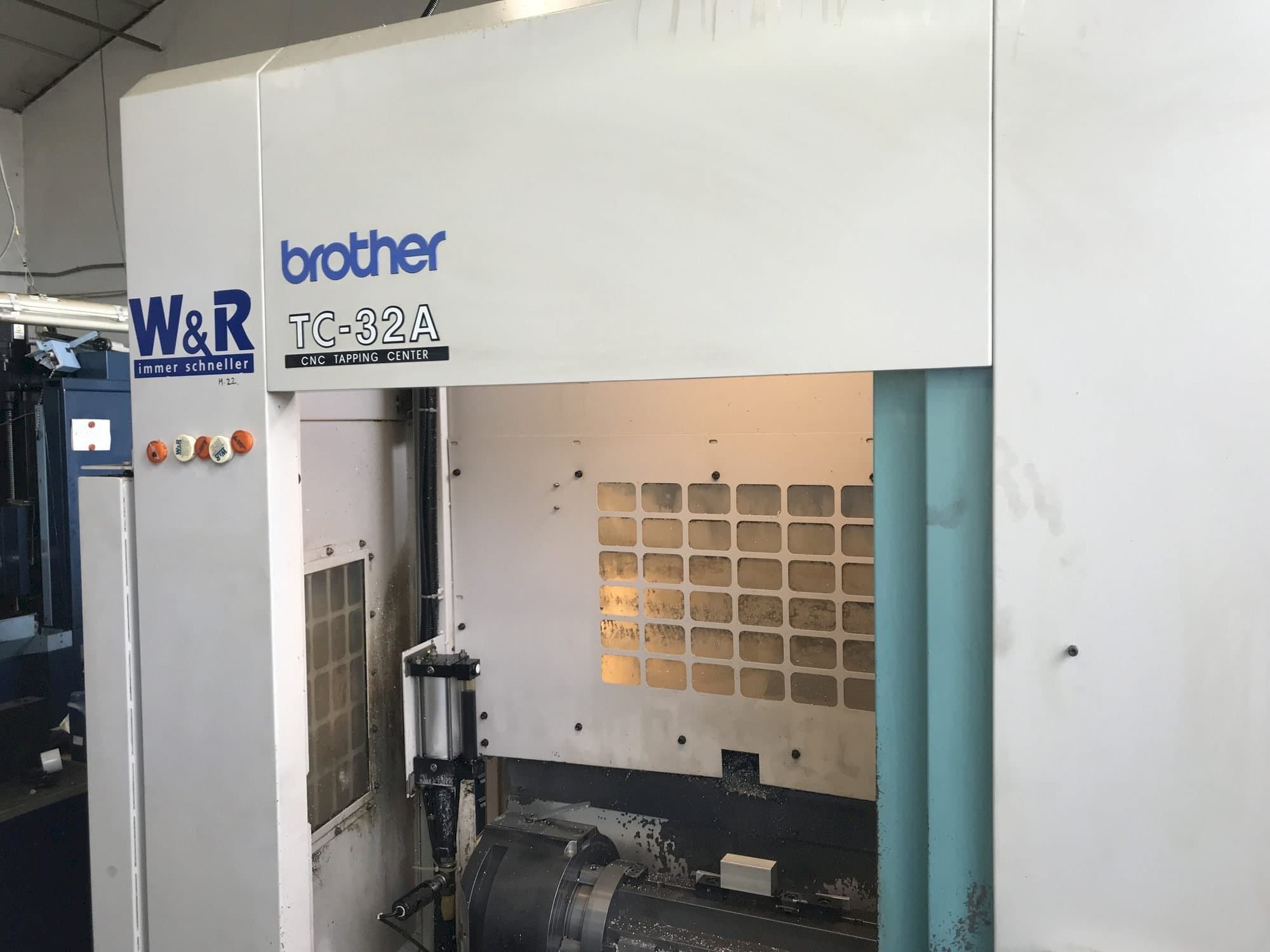 Makine  Brother TC-32A - Önden görünüm