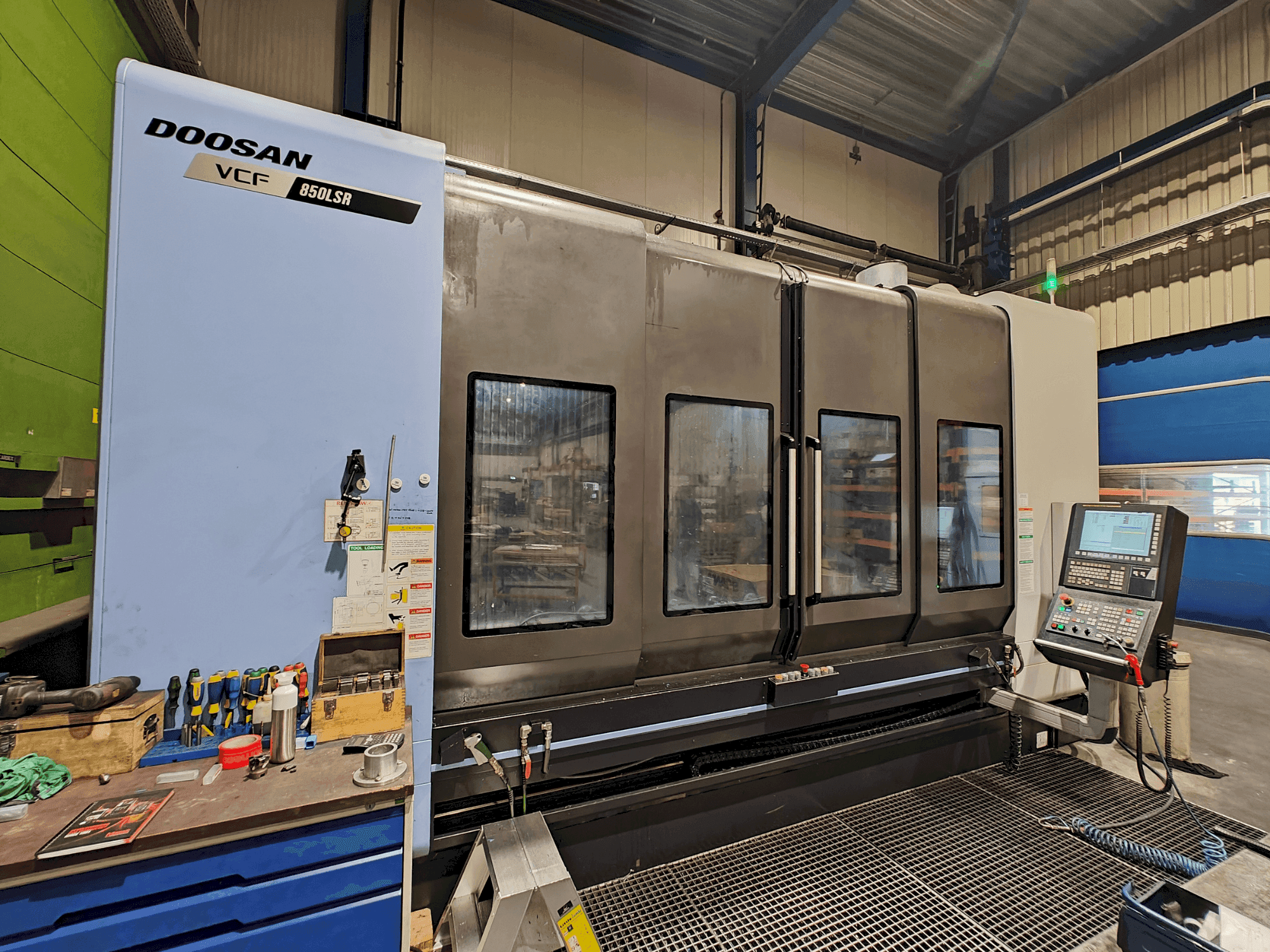 Makine  DOOSAN VCF 850 LSR - Önden görünüm