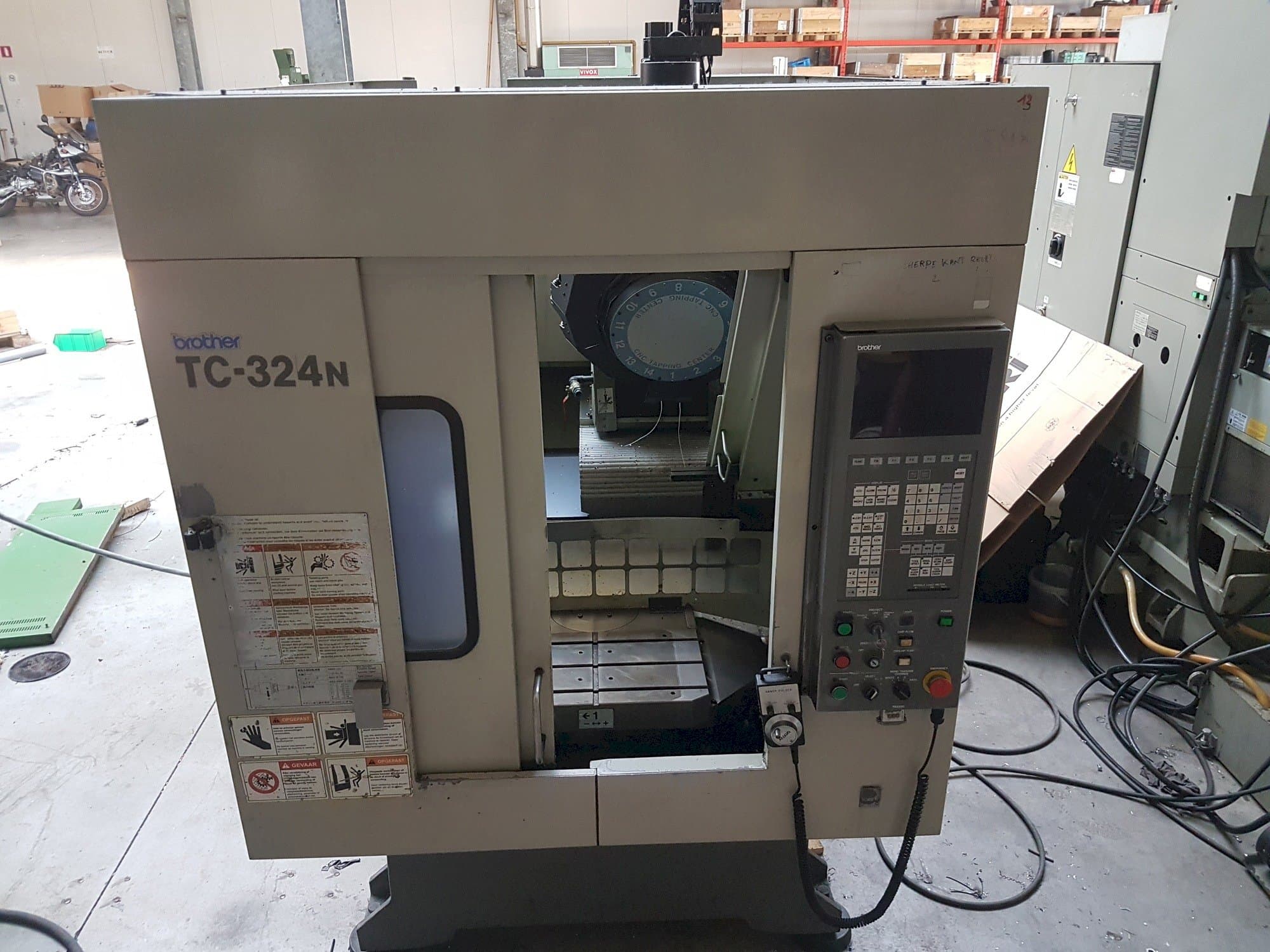 Makine  Brother TC-324N - Önden görünüm