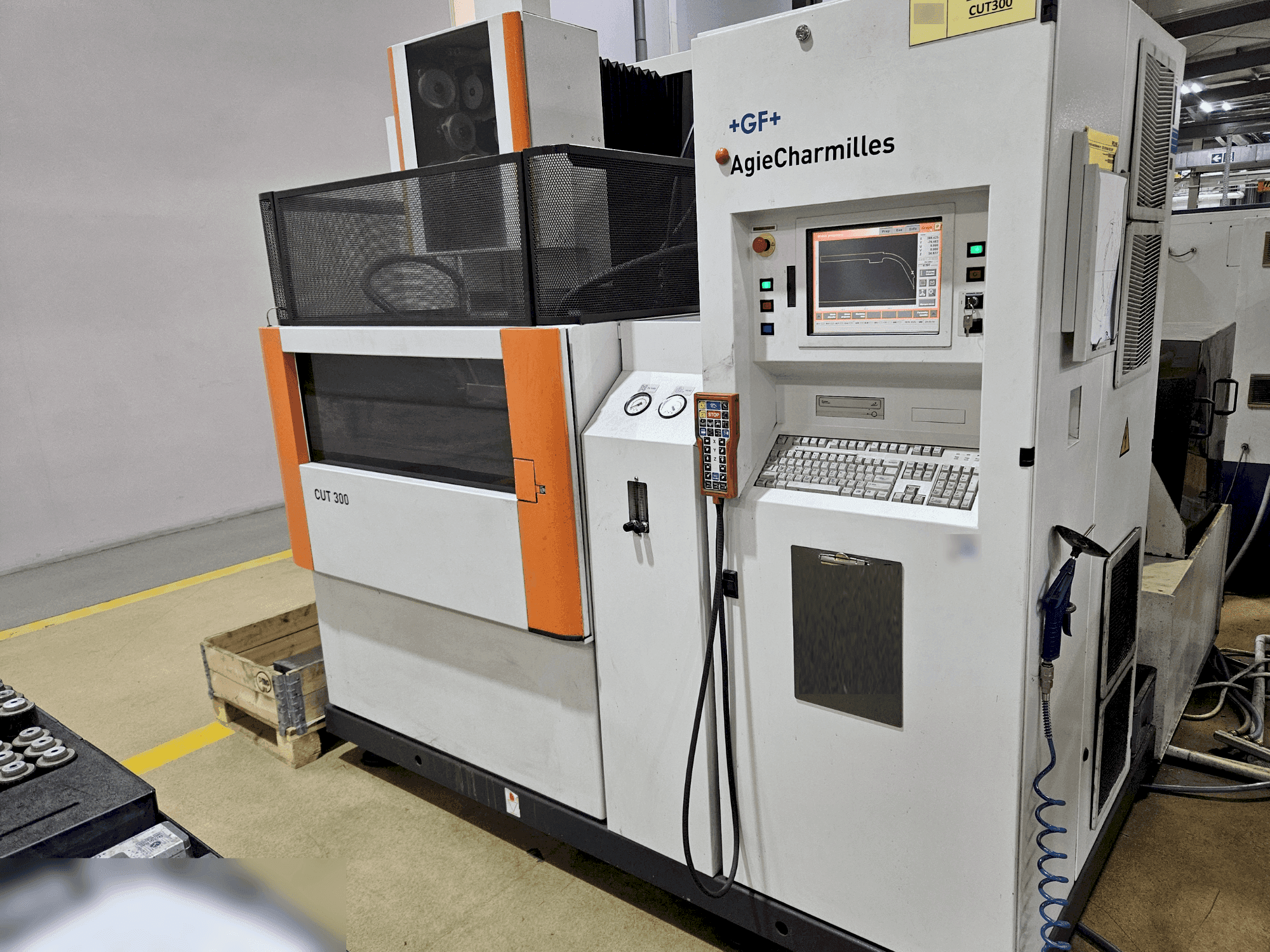 Makine  AgieCharmilles CUT 300 - Önden görünüm