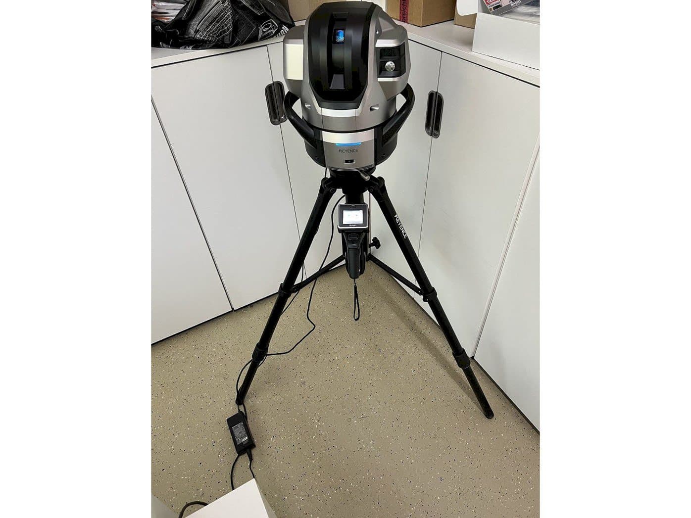 Makine  KEYENCE WM-C3000 - Önden görünüm