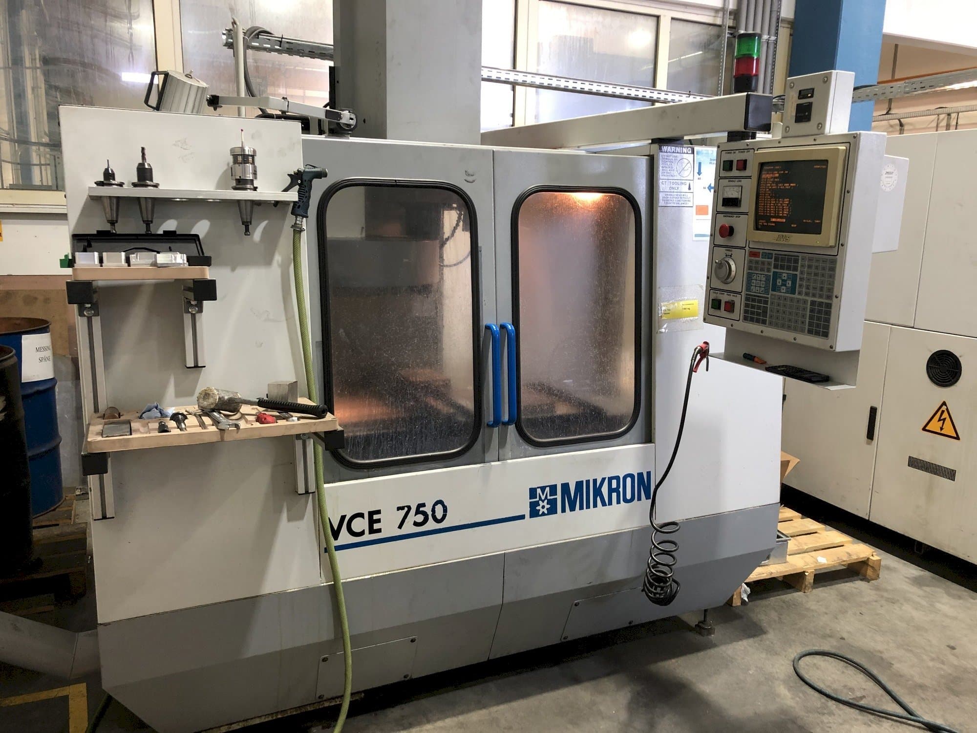 Makine  MIKRON VCE 750 - Önden görünüm