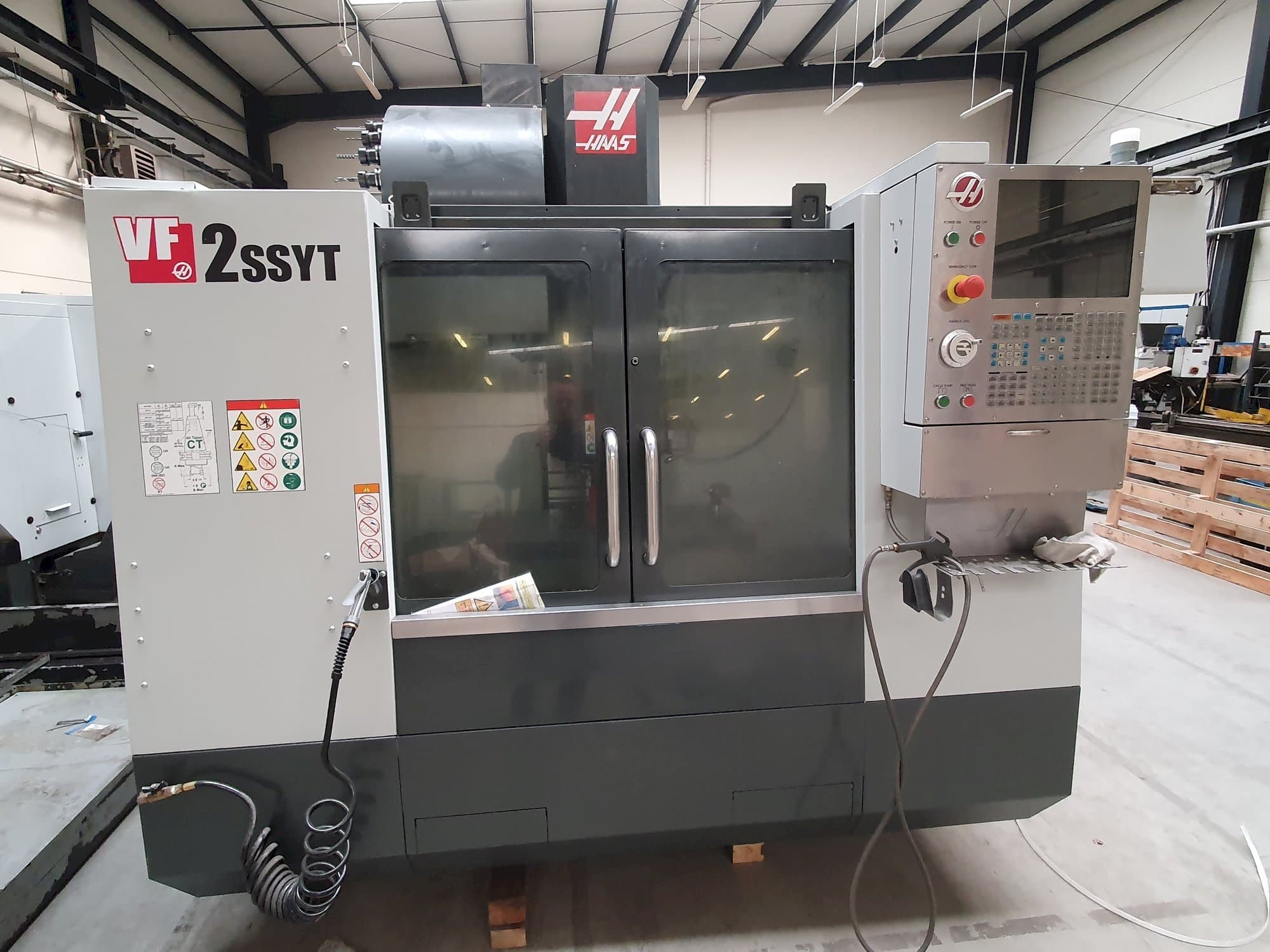 Makine  HAAS VF-2SSYT - Önden görünüm