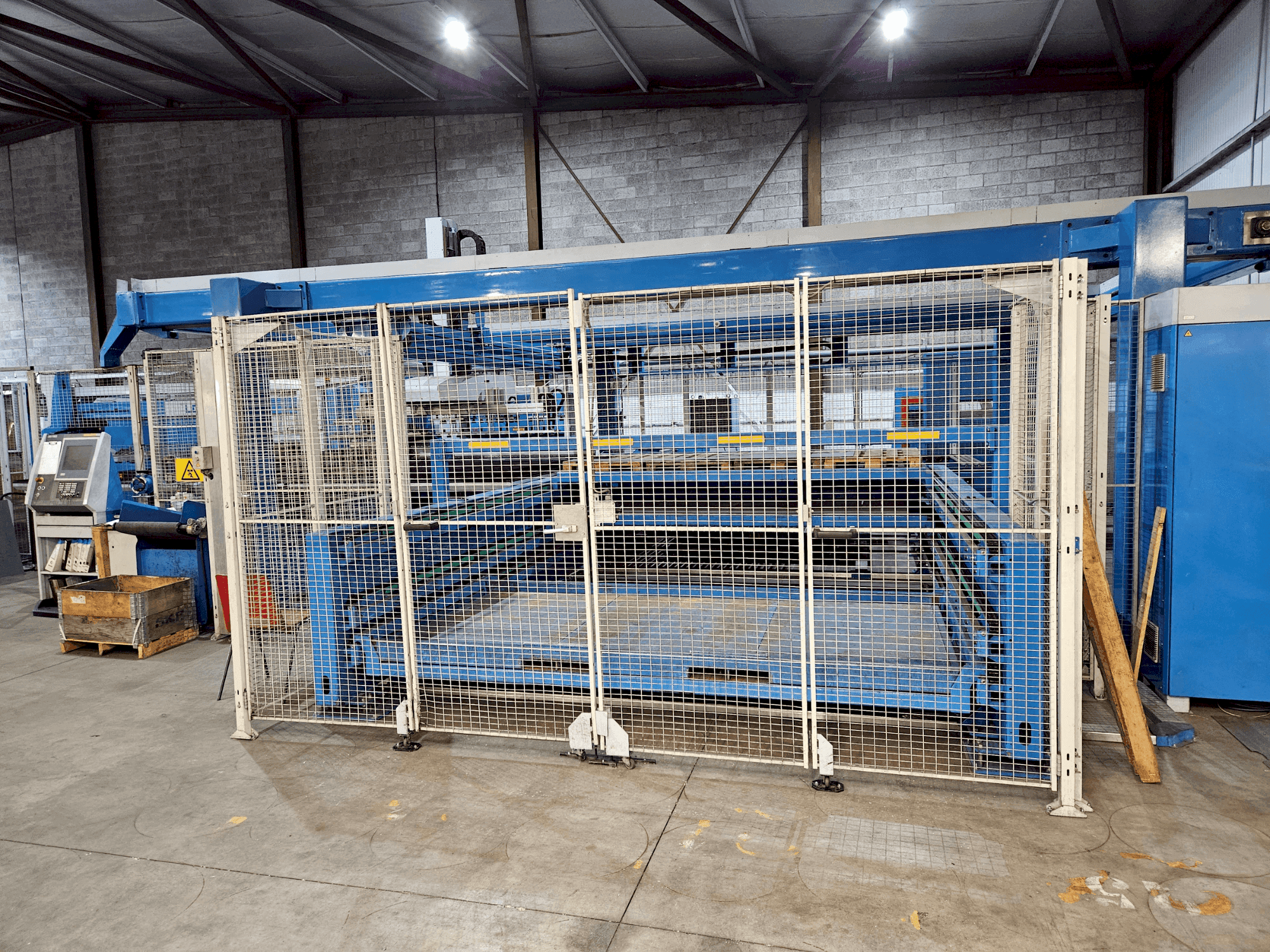 Makine  Finn-Power LSR6/LC6 - Önden görünüm