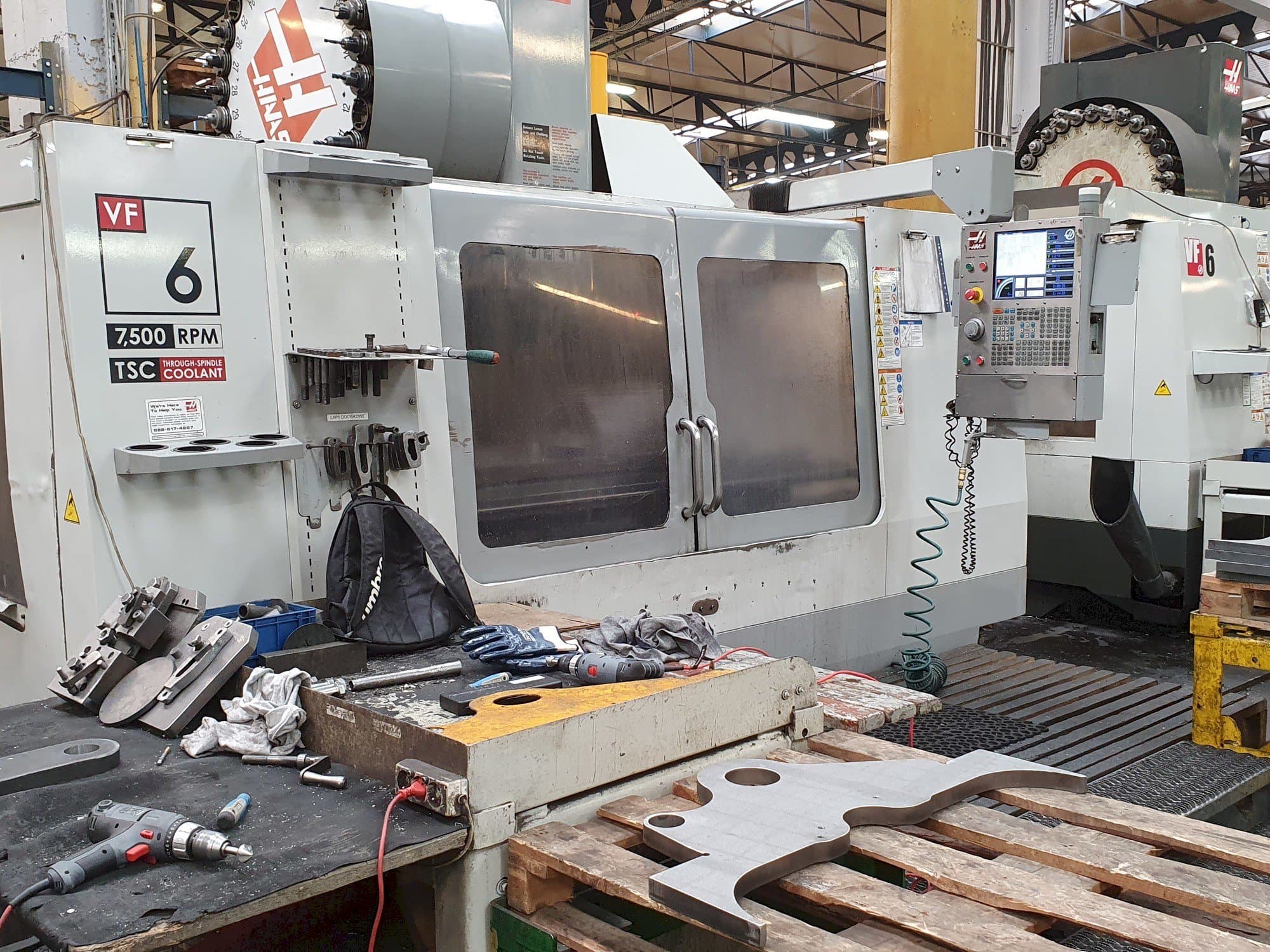 Makine  HAAS VF-6 / 50HE - Önden görünüm