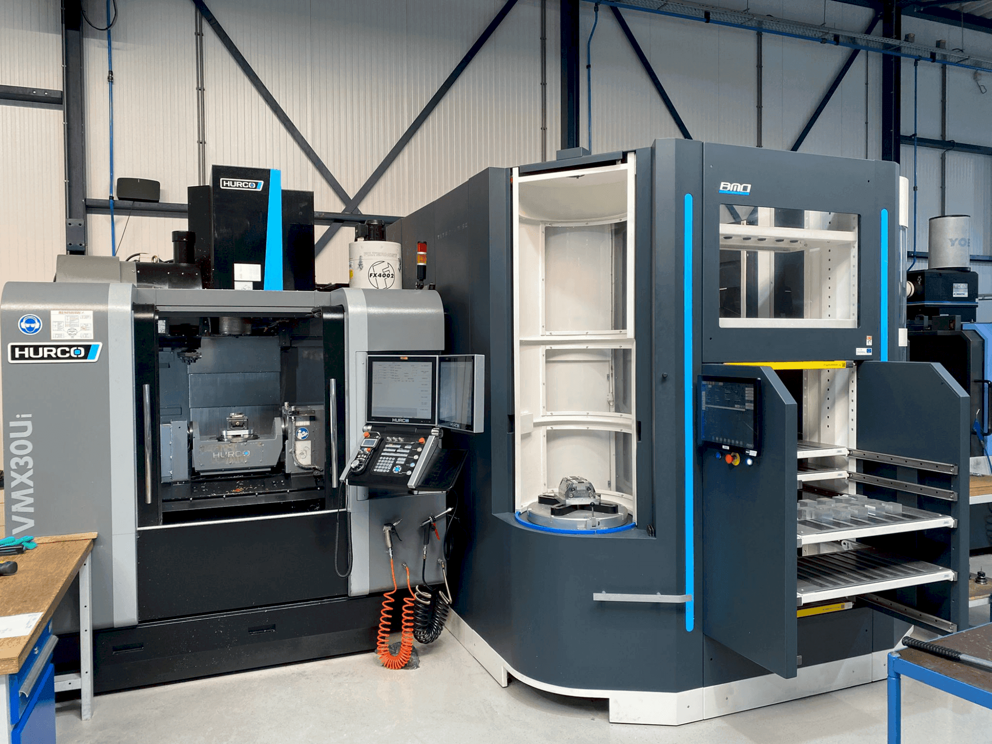 Makine  Hurco VMX30Ui + BMO Automation Titanium 50 - Önden görünüm