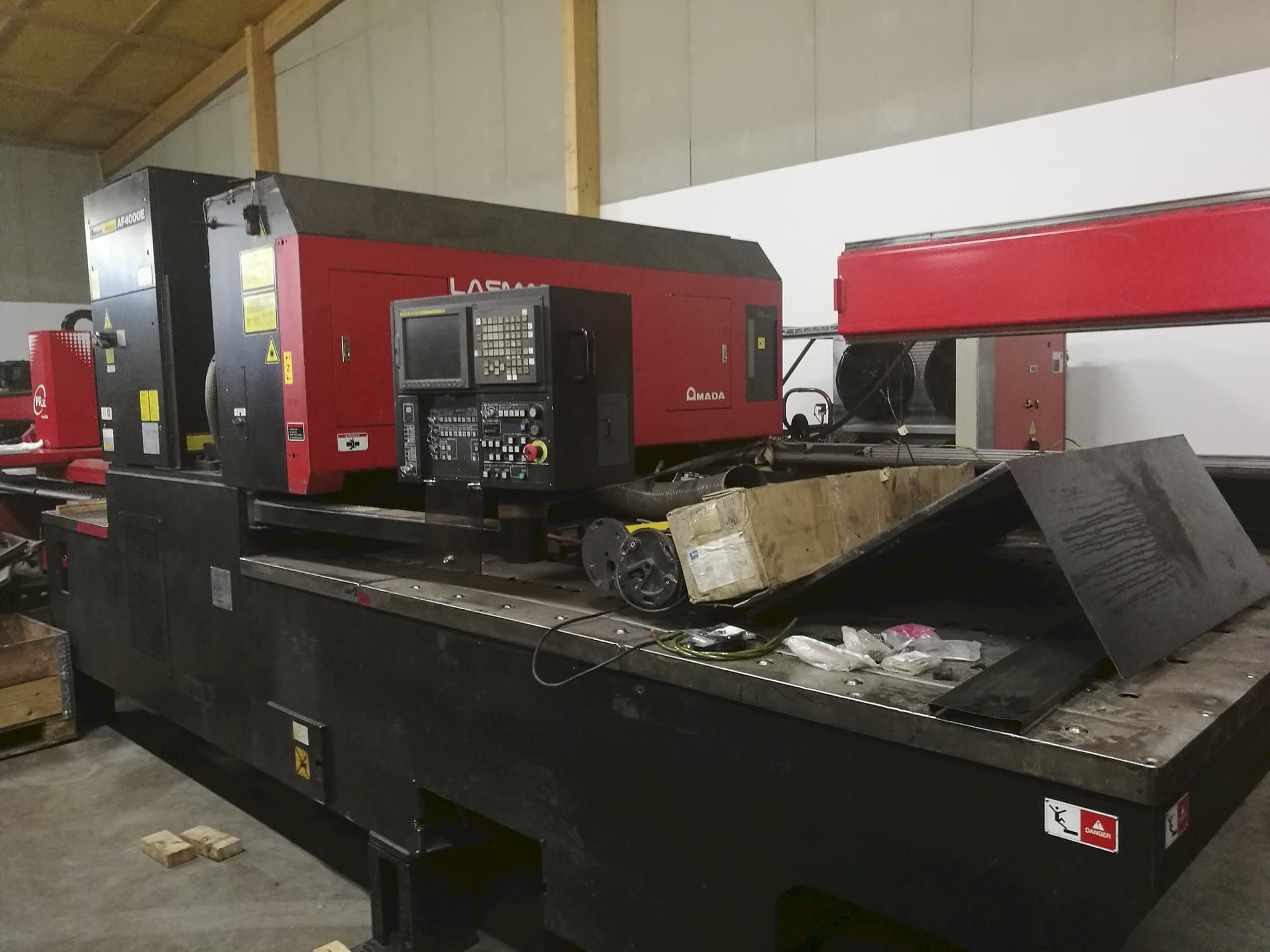 Makine  AMADA - Sağdan görünüm LC 2415 α3