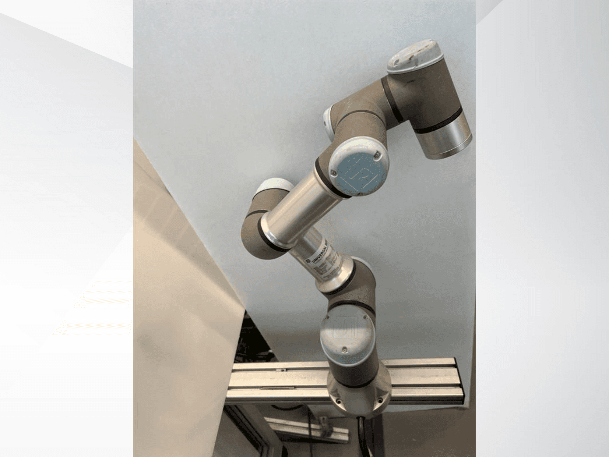 Makine  Universal Robots UR-3e - Önden görünüm
