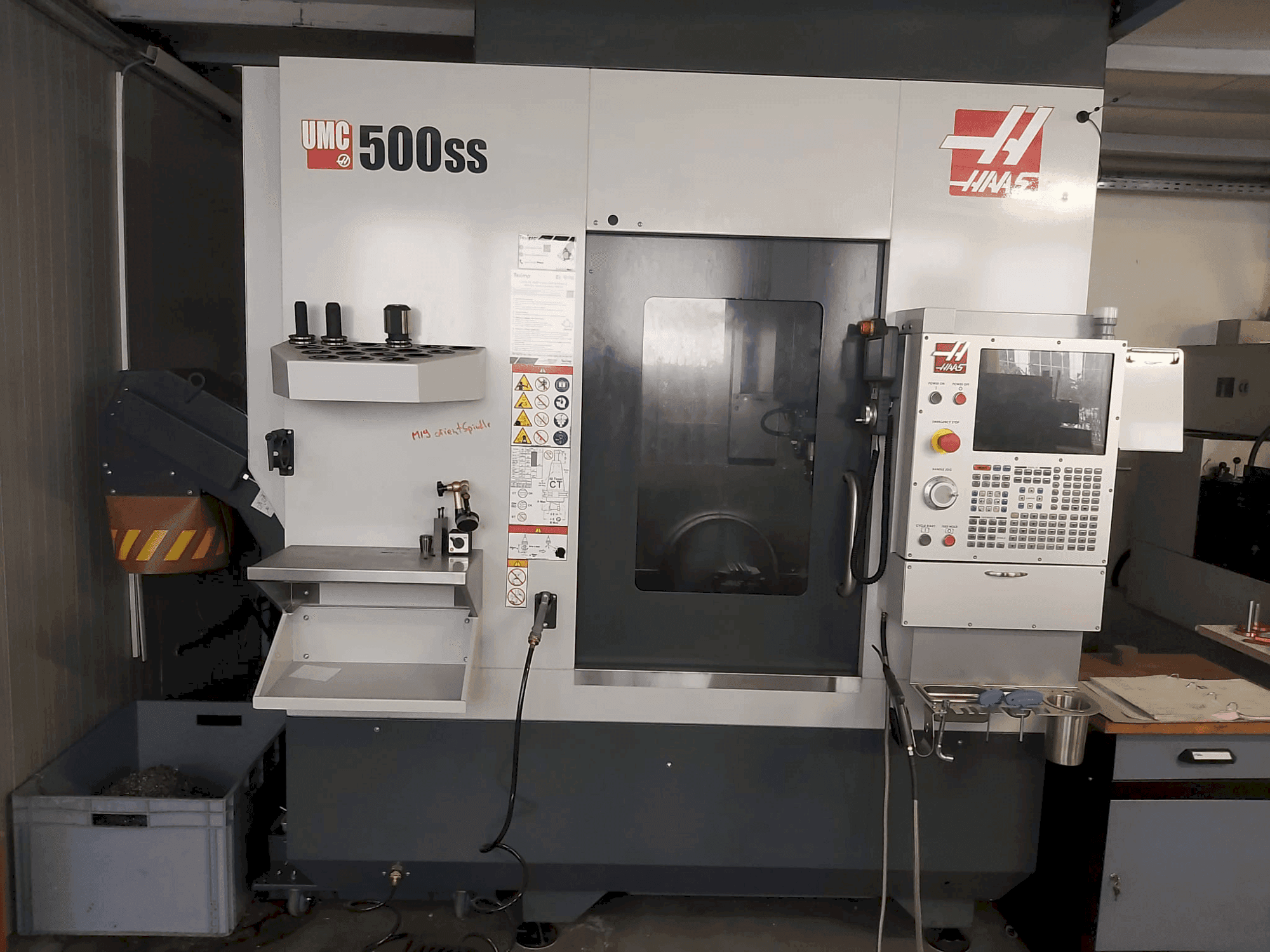 Makine  HAAS UMC-500SS - Önden görünüm