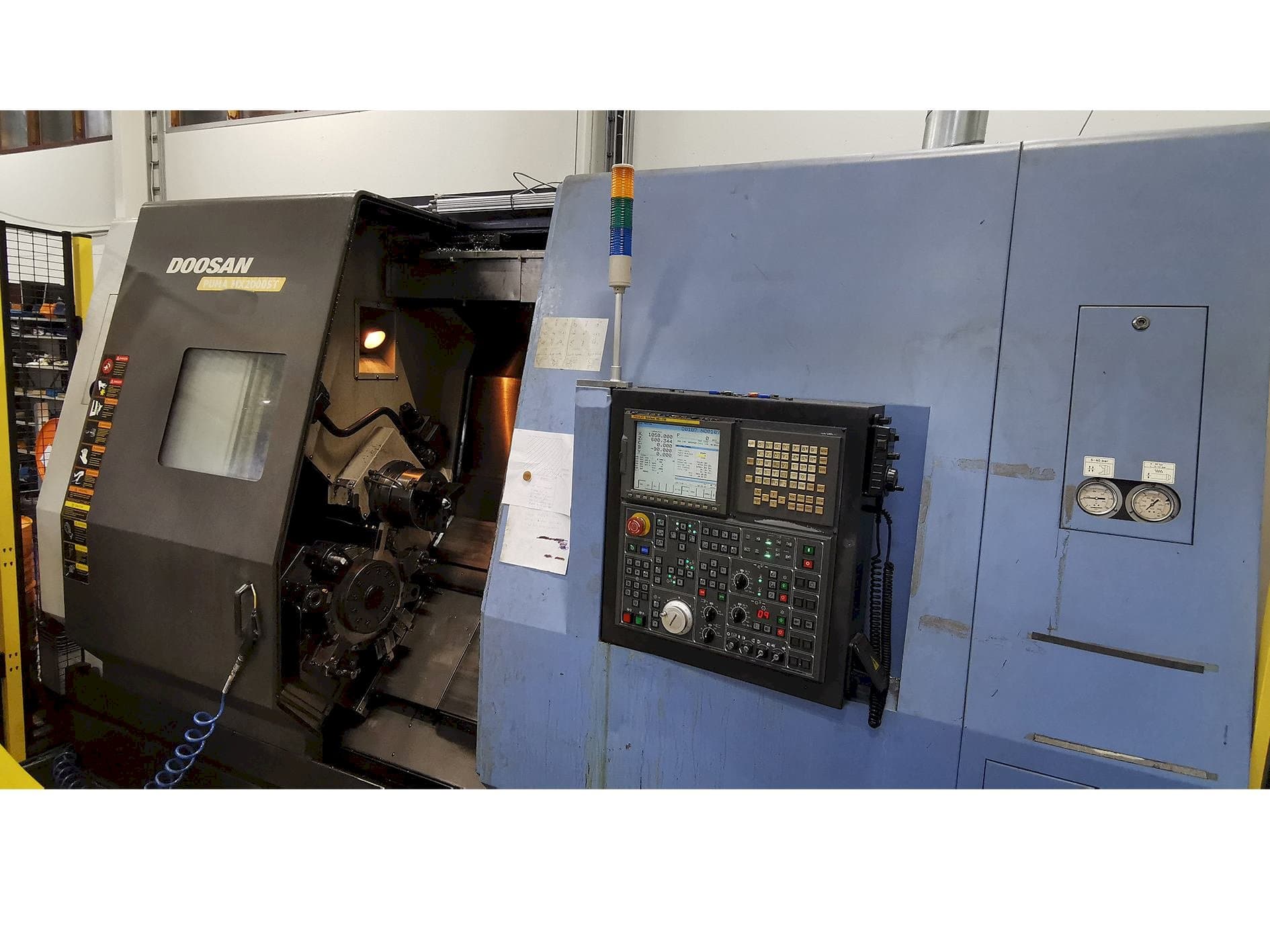 Makine  Doosan Puma MX 2000 ST - Önden görünüm