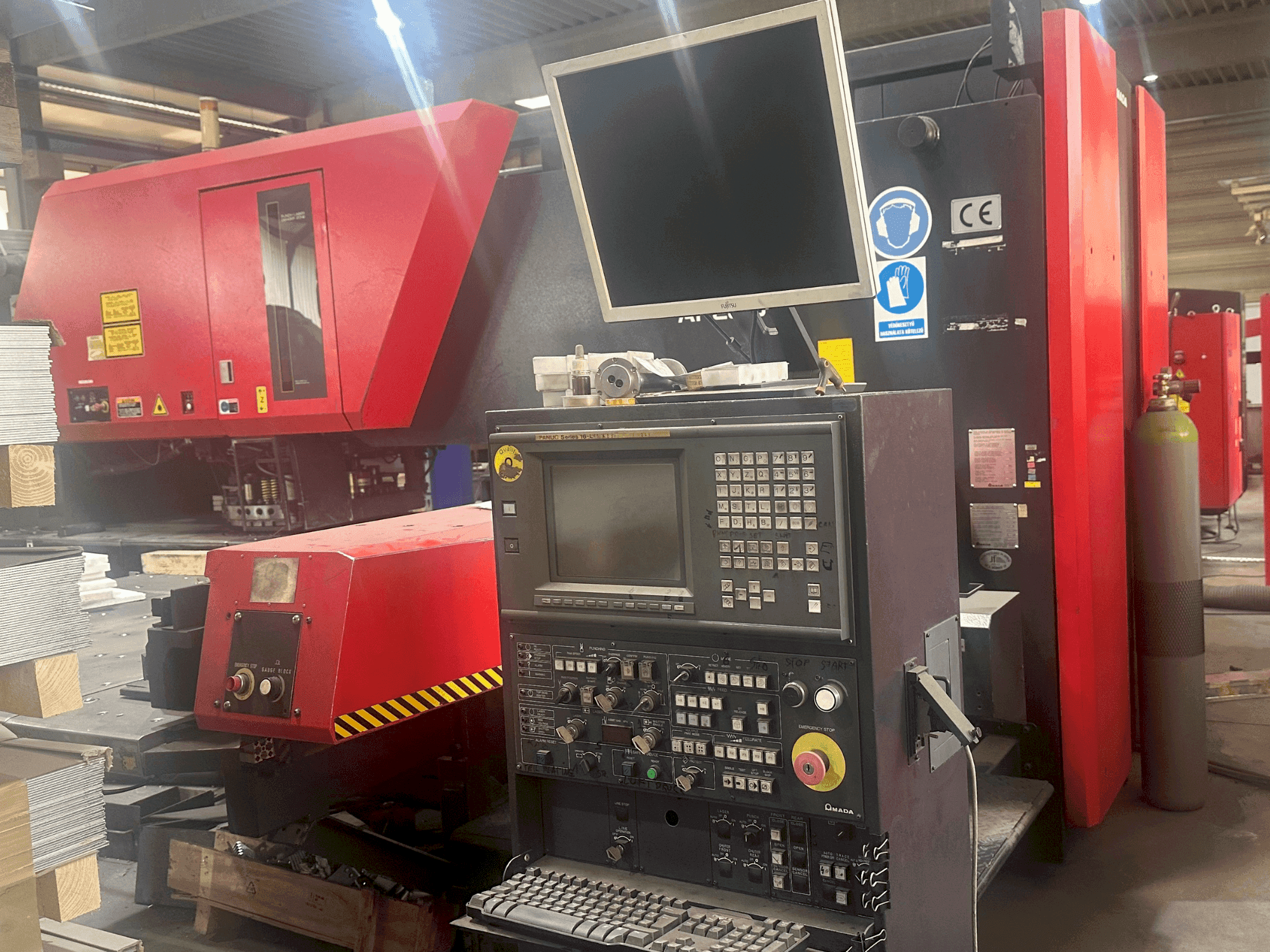 Makine  AMADA Apelio III 2610V - Önden görünüm