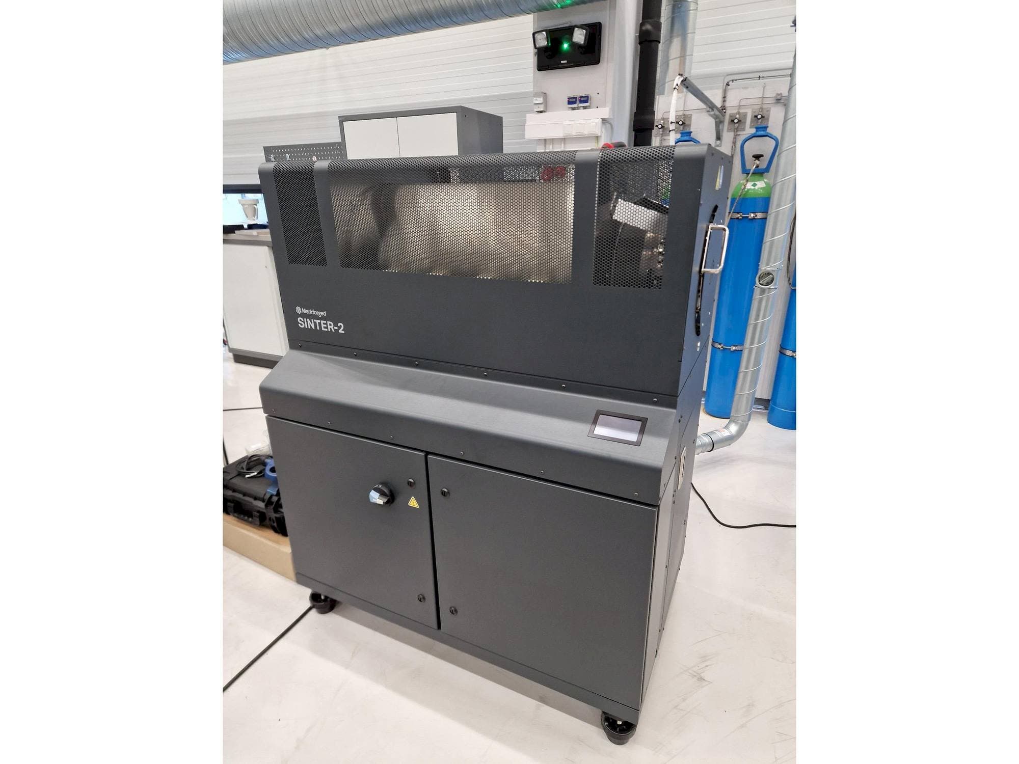 Makine  MARKFORGED Metal X - Önden görünüm