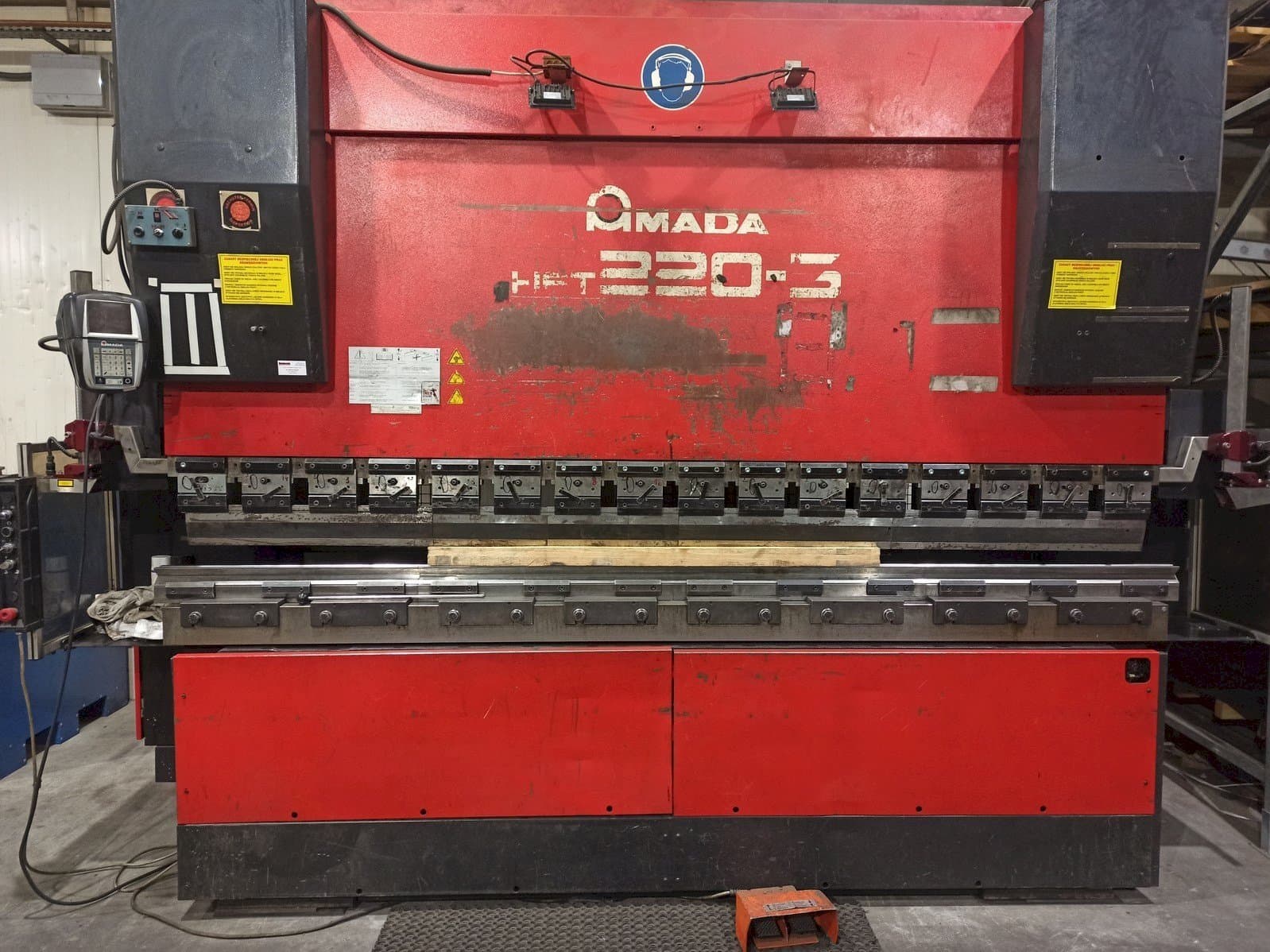 Makine  AMADA HFT 220-3 - Önden görünüm