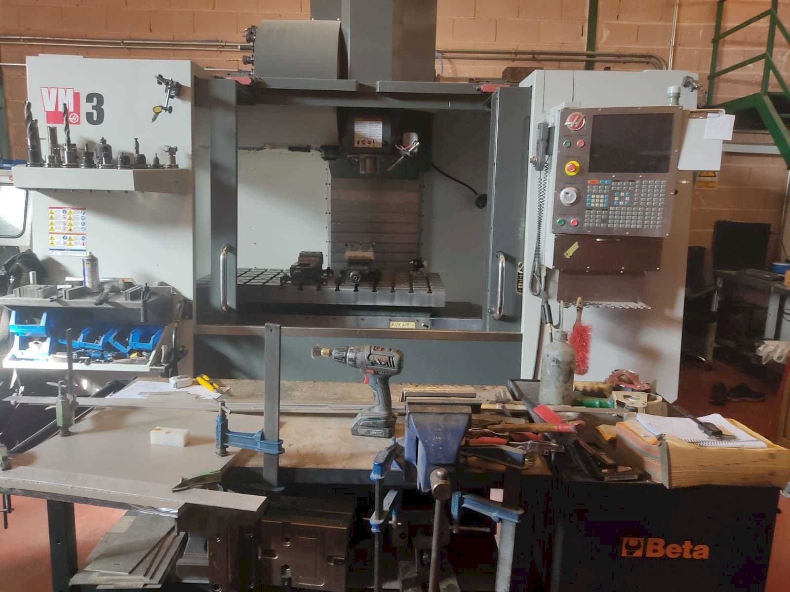 Makine  HAAS VM-3 - Önden görünüm