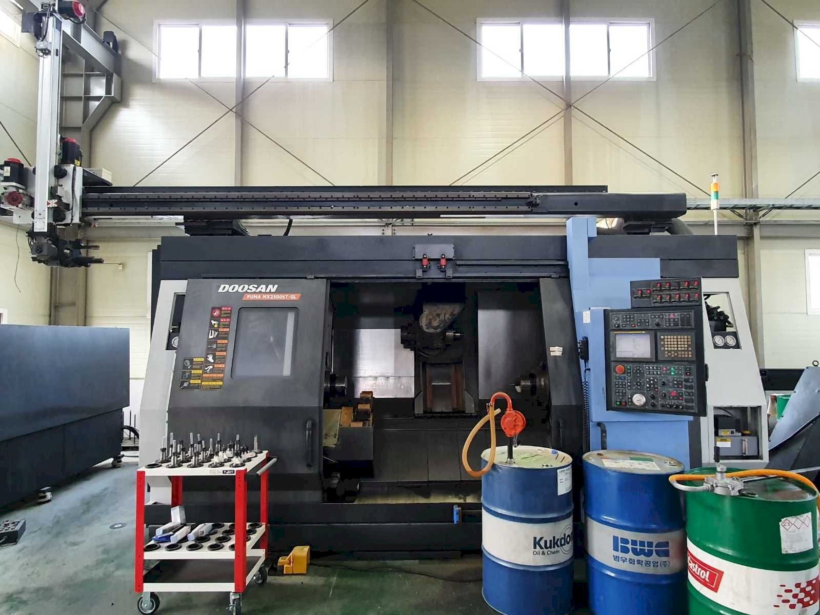 Makine  Doosan Puma MX2500ST-GL - Önden görünüm