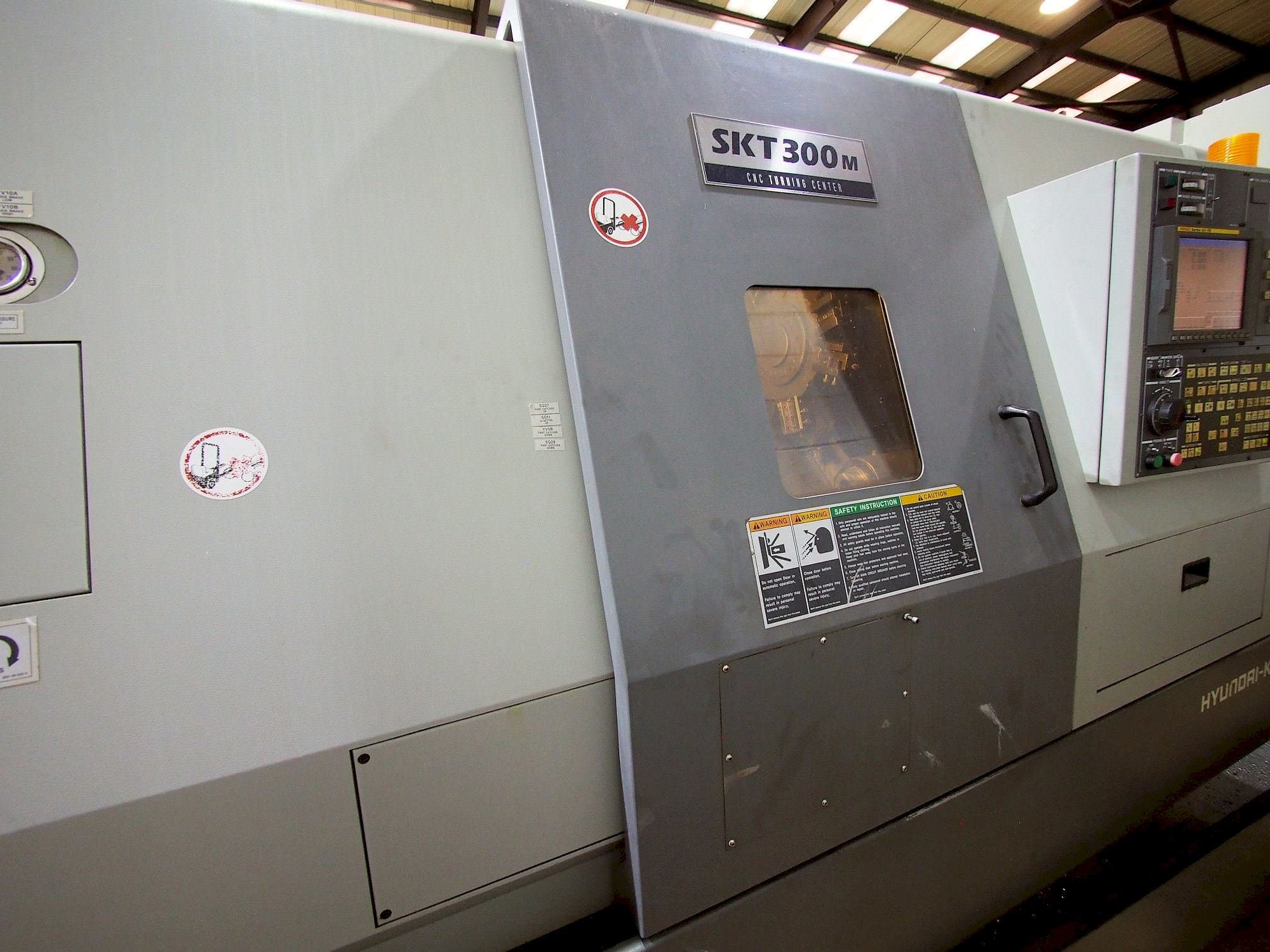 Makine  Hyundai Kia SKT 300M - Önden görünüm