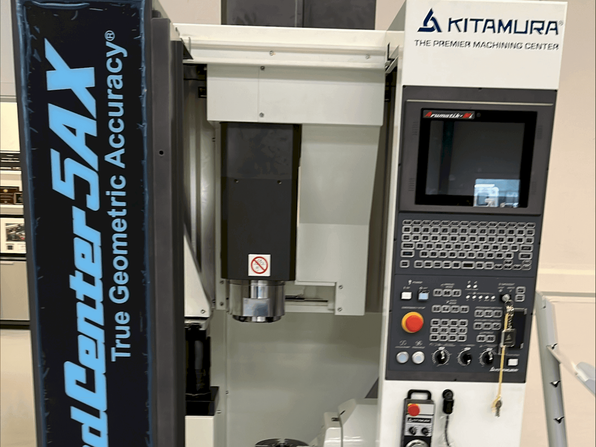 Makine  Kitamura Medcenter 5AX - Önden görünüm