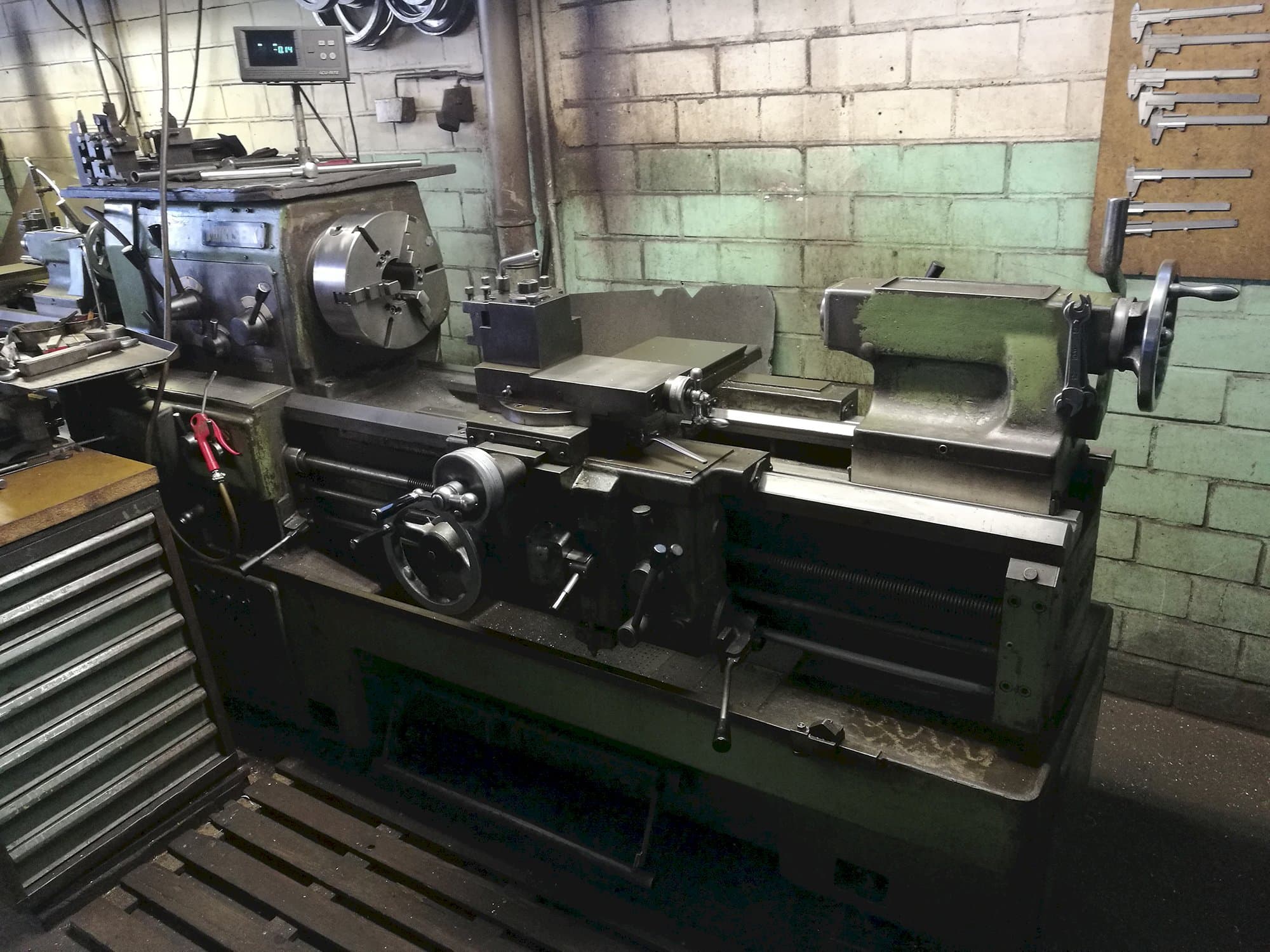 Makine  MORI SEIKI MR 1000 - Sağdan görünüm