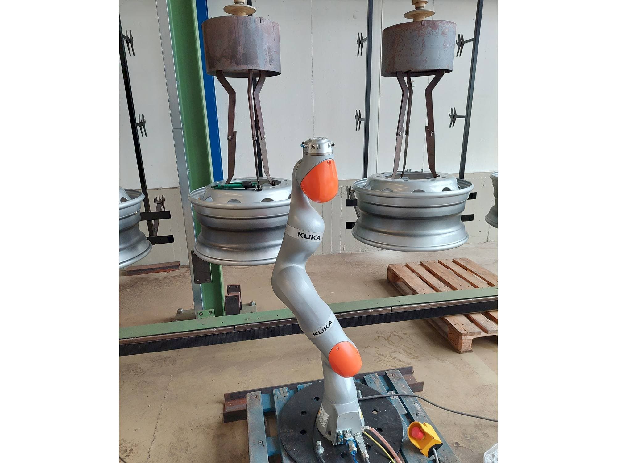 Makine  KUKA LBR iiwa 7 - Önden görünüm