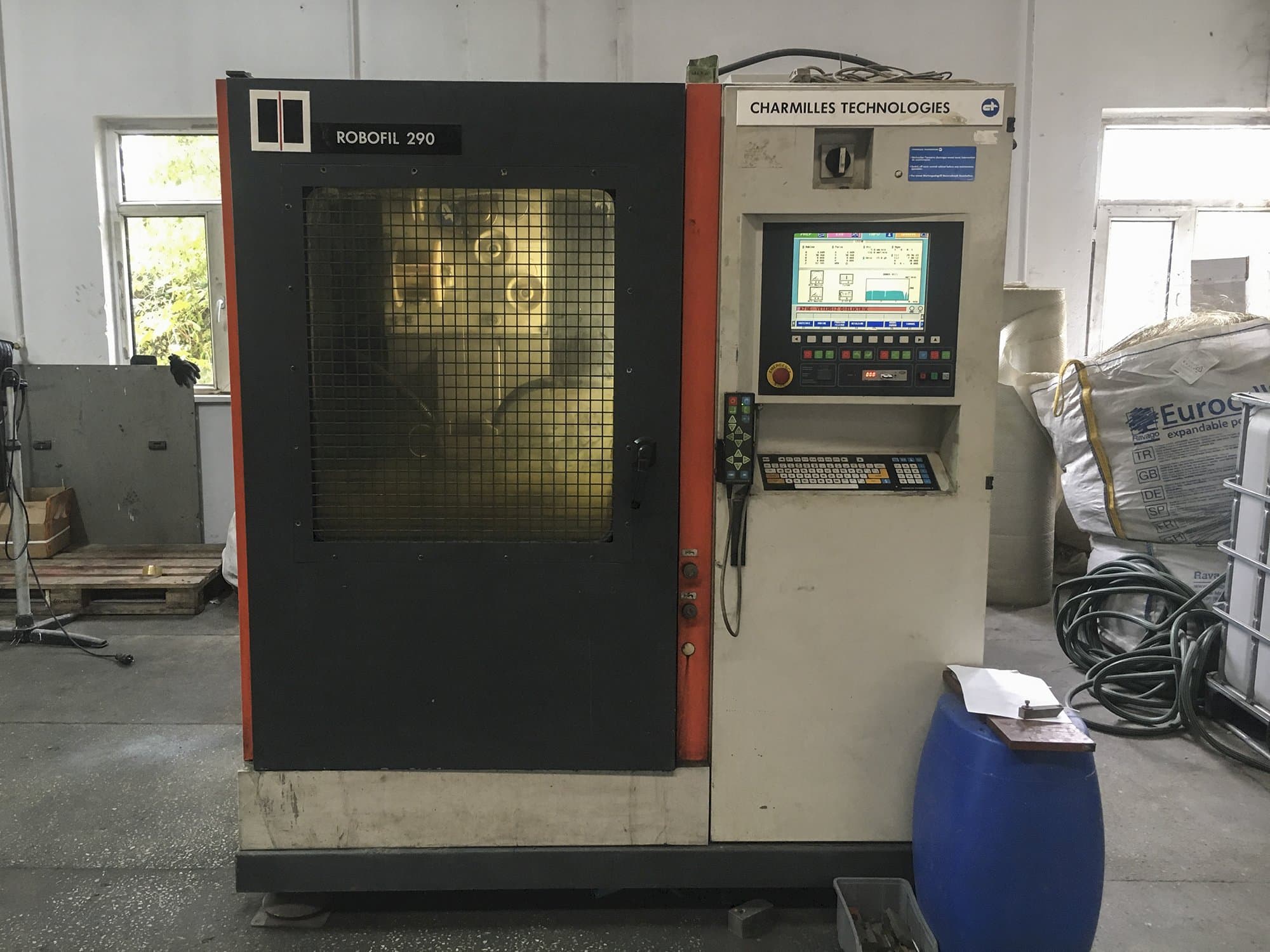 Makine CHARMILLES ROBOFIL 290 - Önden görünüm