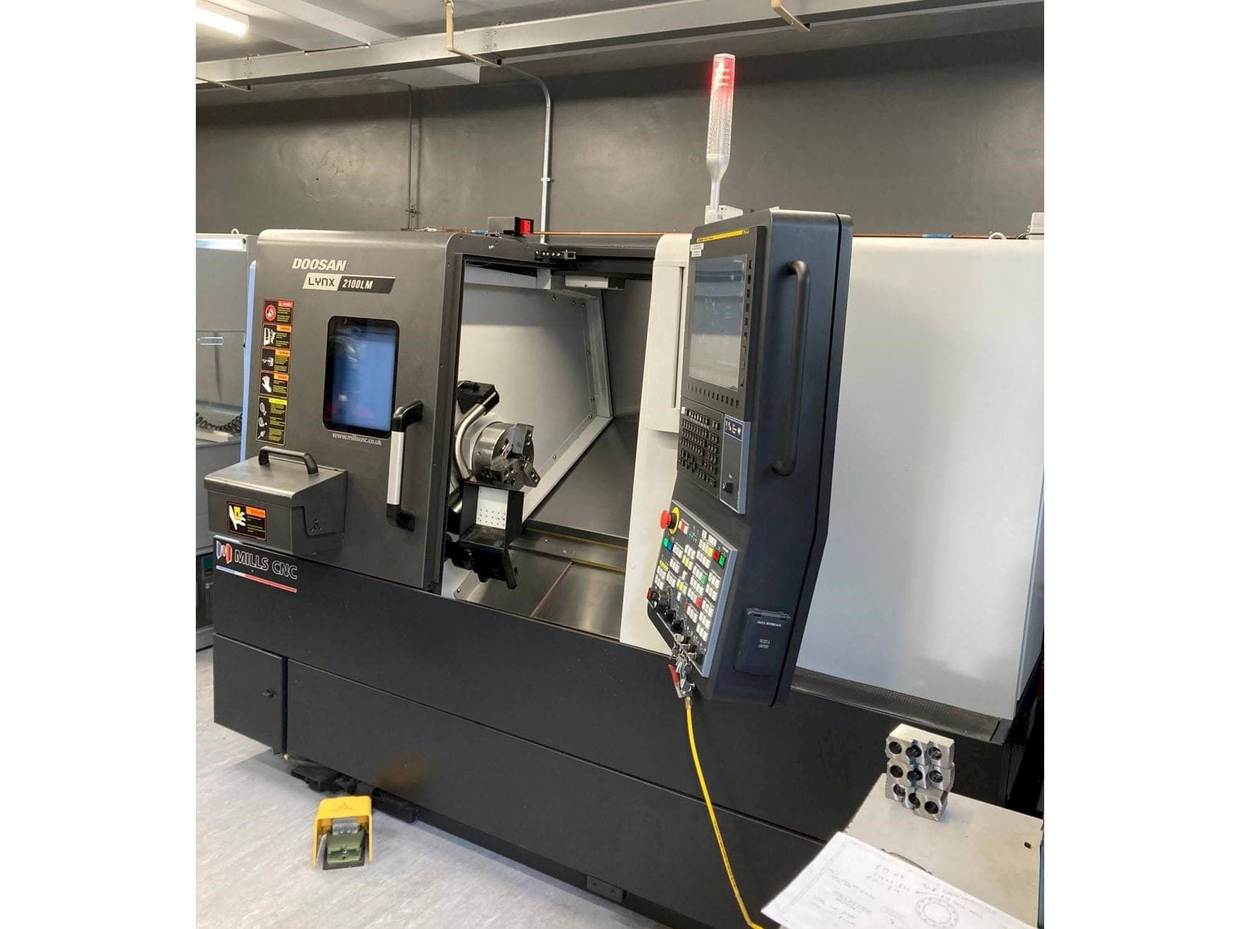 Makine  Doosan Lynx 2100 LMB - Önden görünüm