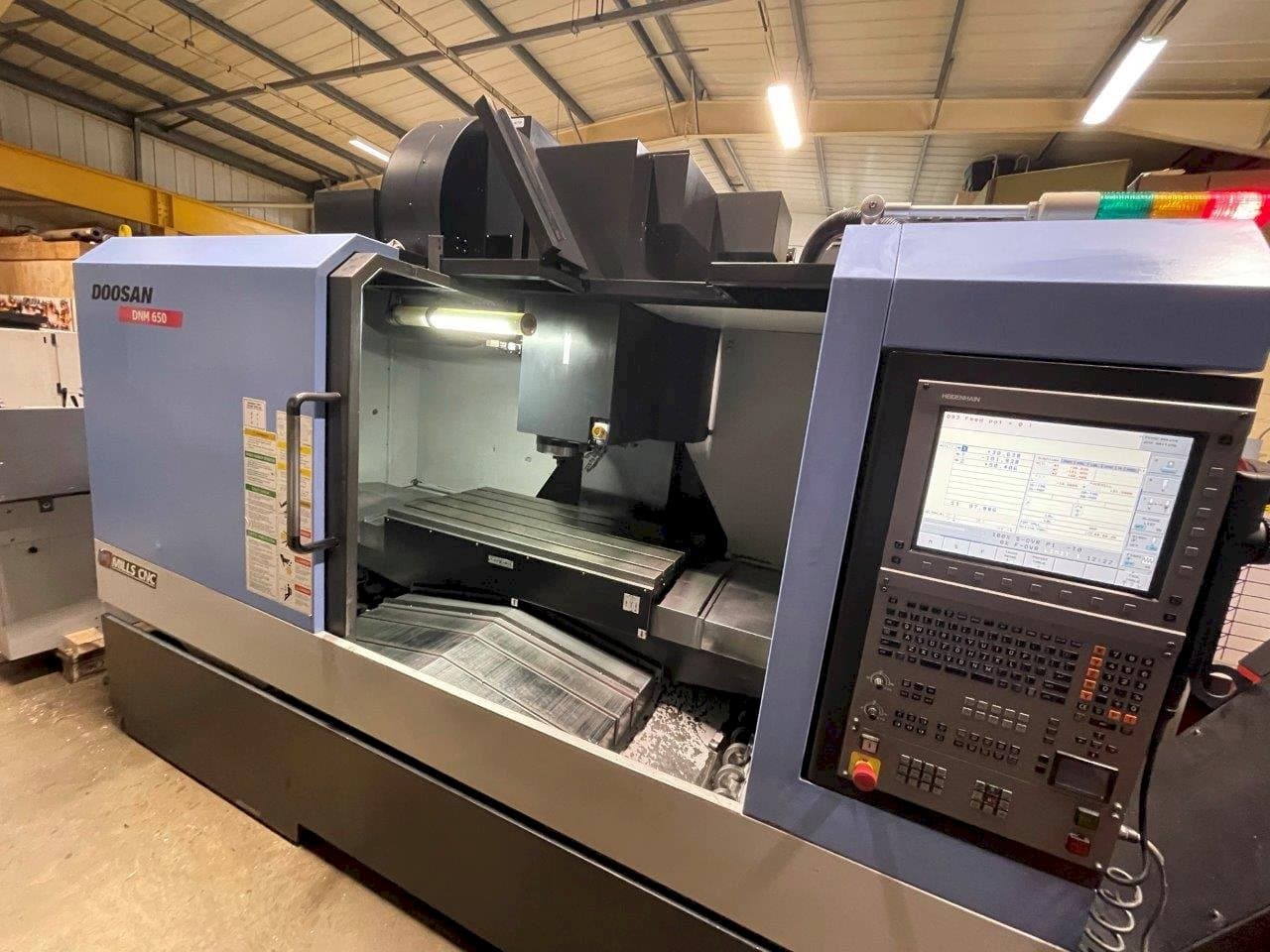 Makine  Doosan DNM650 - Önden görünüm