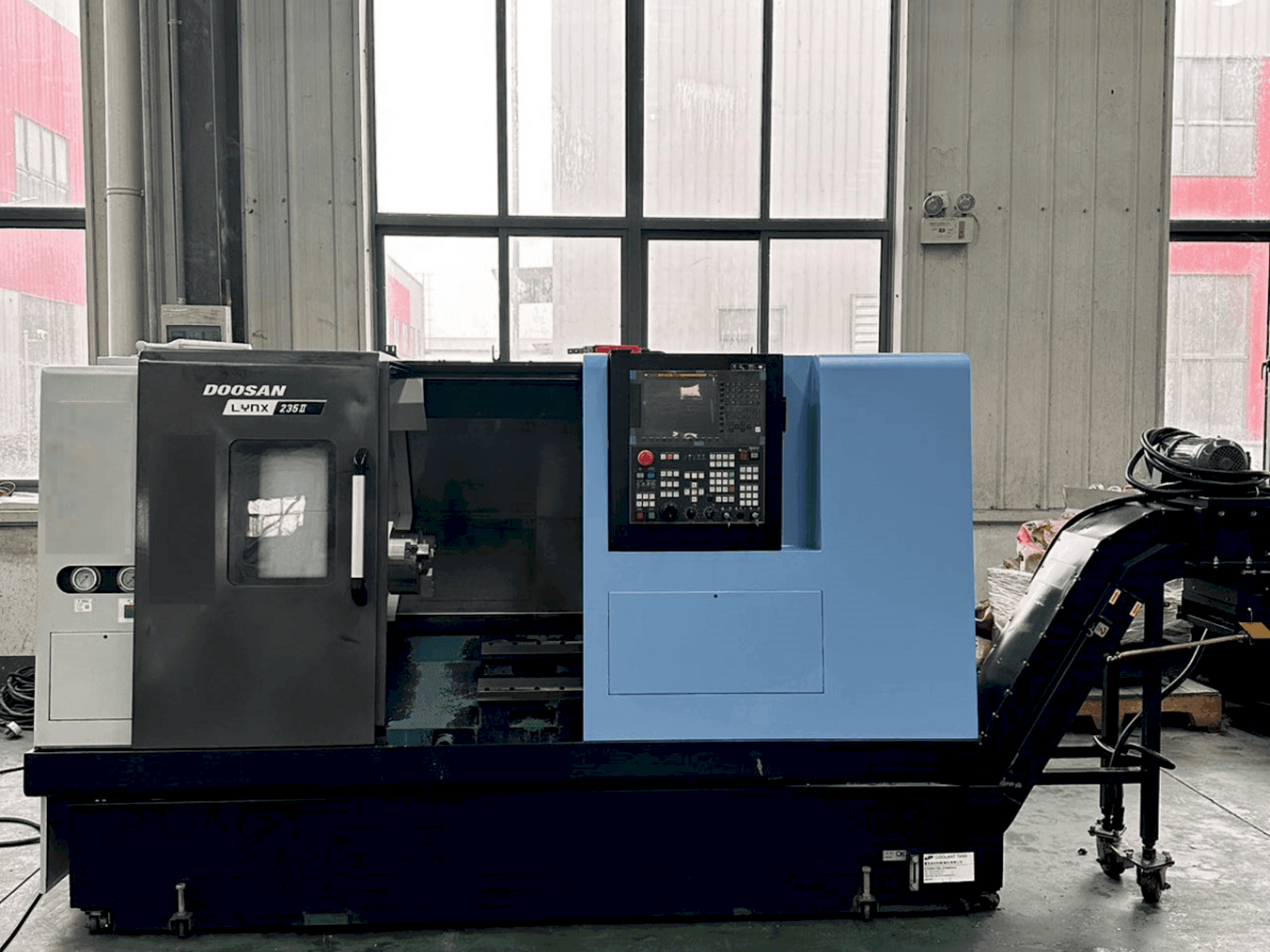 Makine  DOOSAN Lynx 235II - Önden görünüm