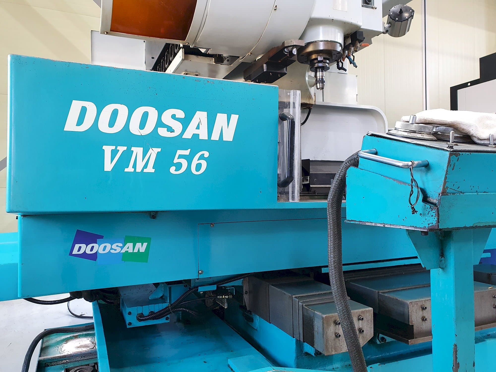 Makine  Doosan VM56 - Önden görünüm