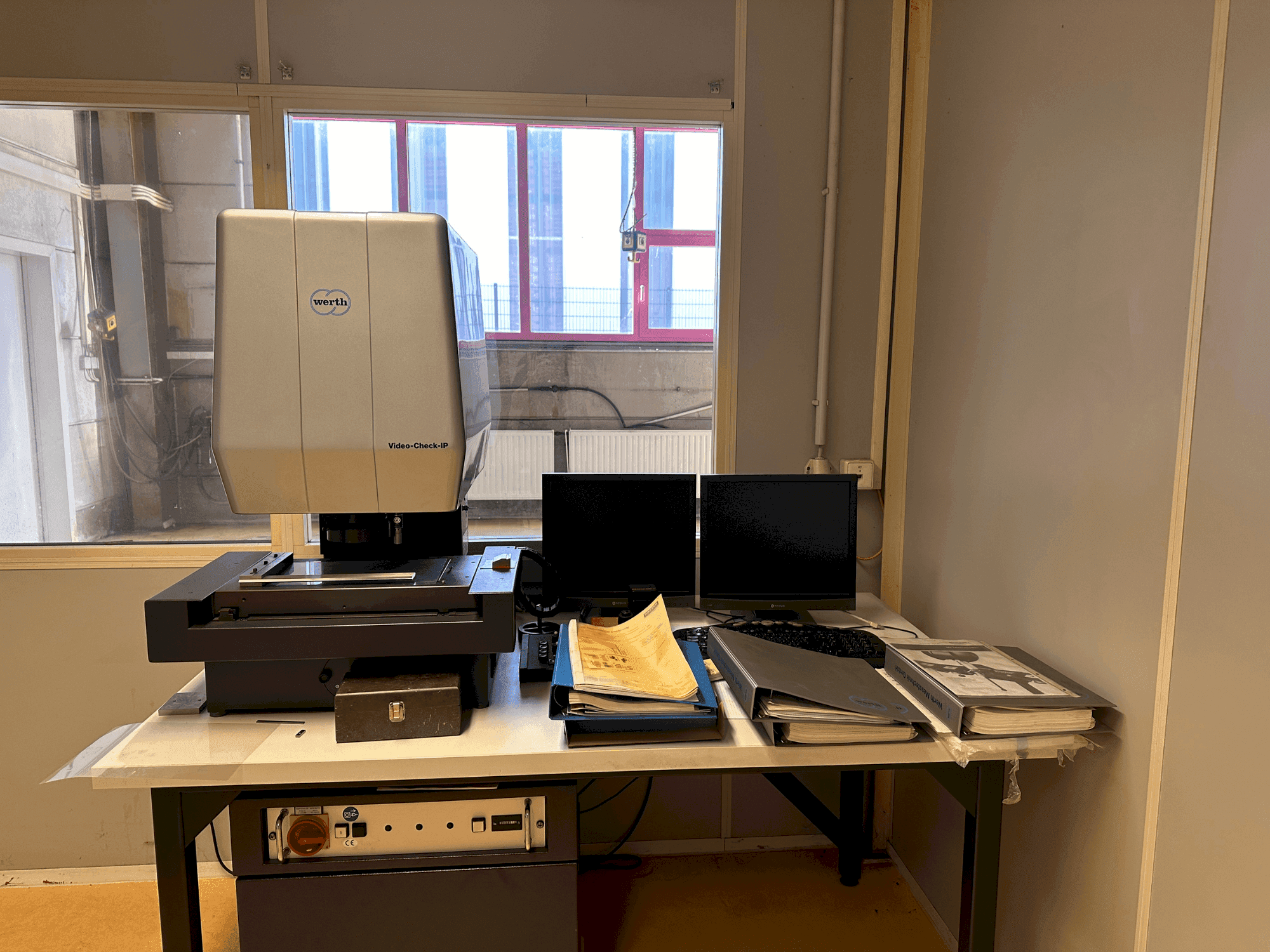 Makine  Werth Video-Check IP 250x125 3D CNC - Önden görünüm