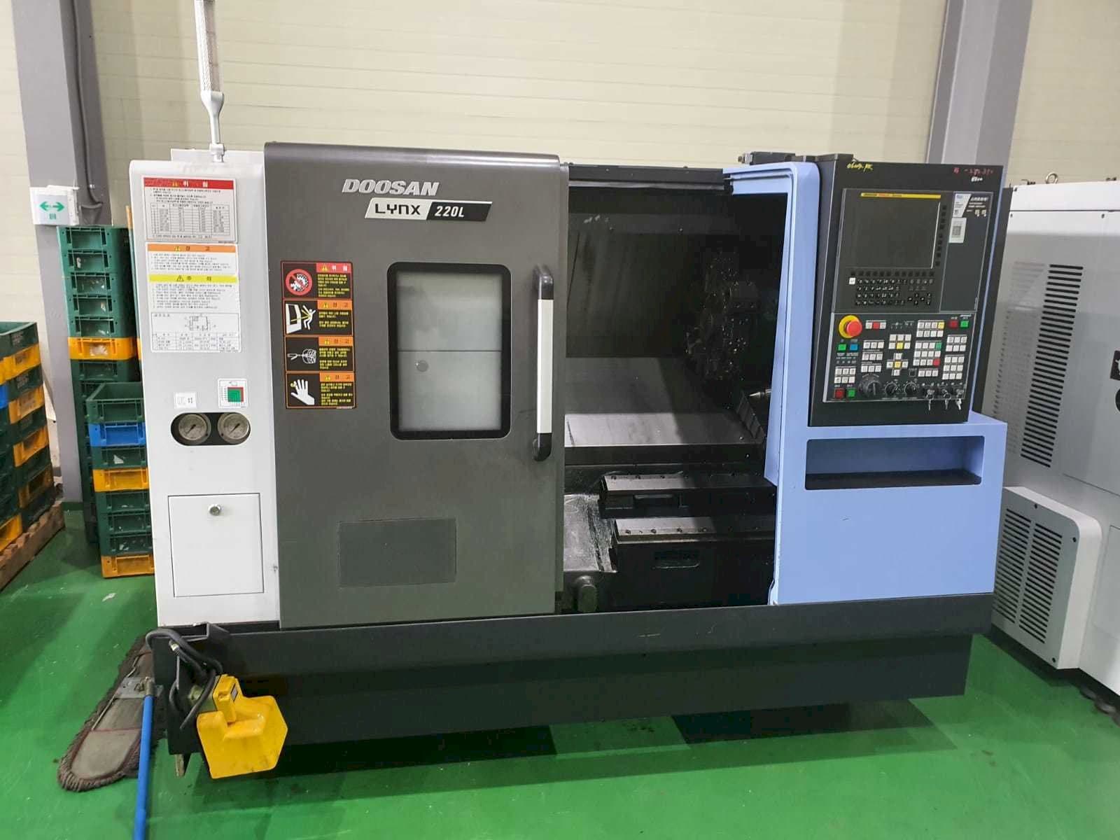 Makine  Doosan LYNX 220 LC - Önden görünüm