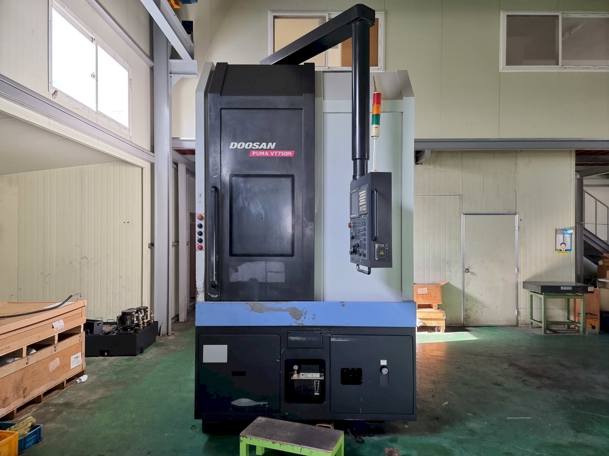 Makine  Doosan Puma VT750M - Önden görünüm
