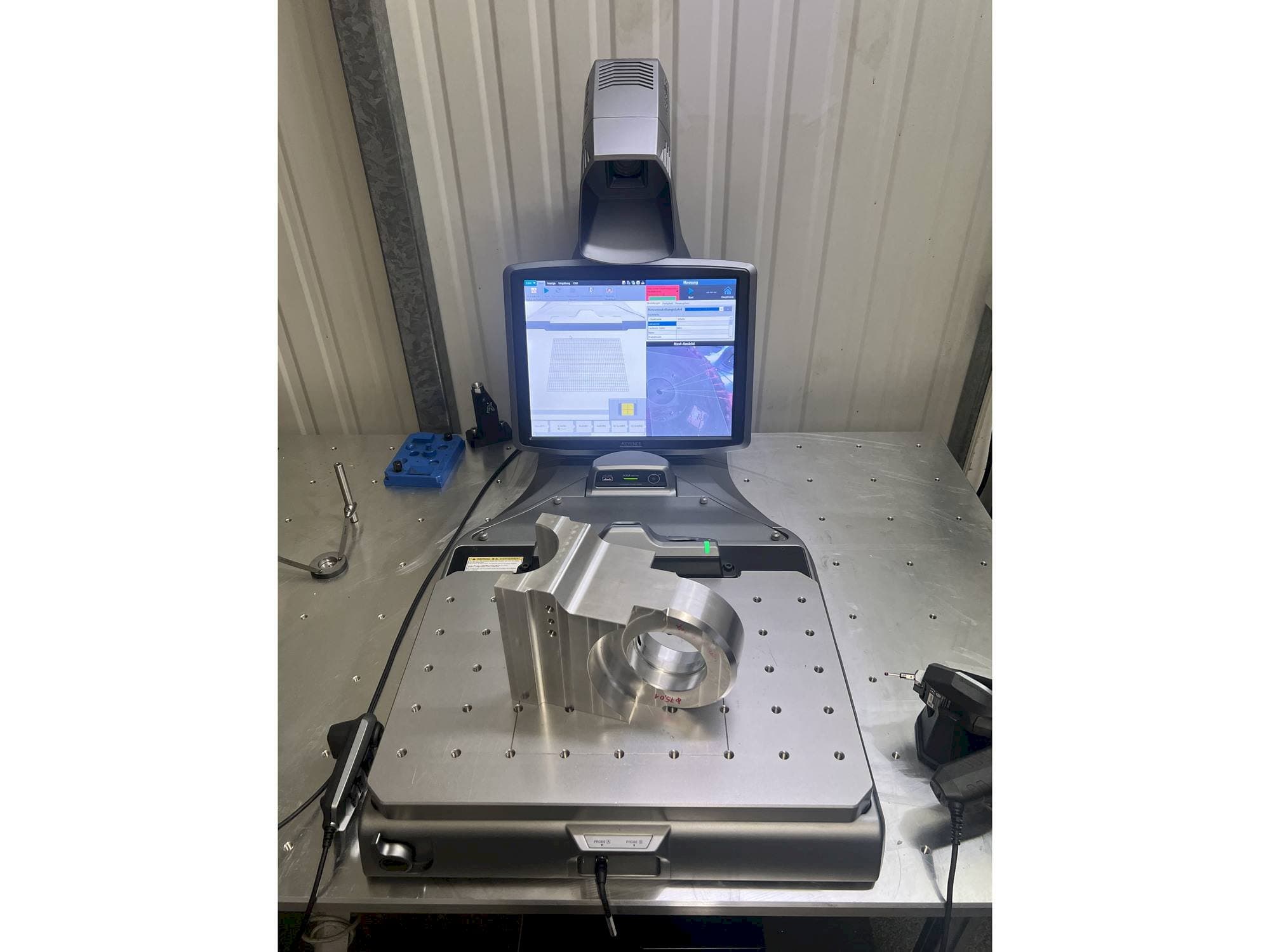 Makine  KEYENCE XM-C1000 - Önden görünüm