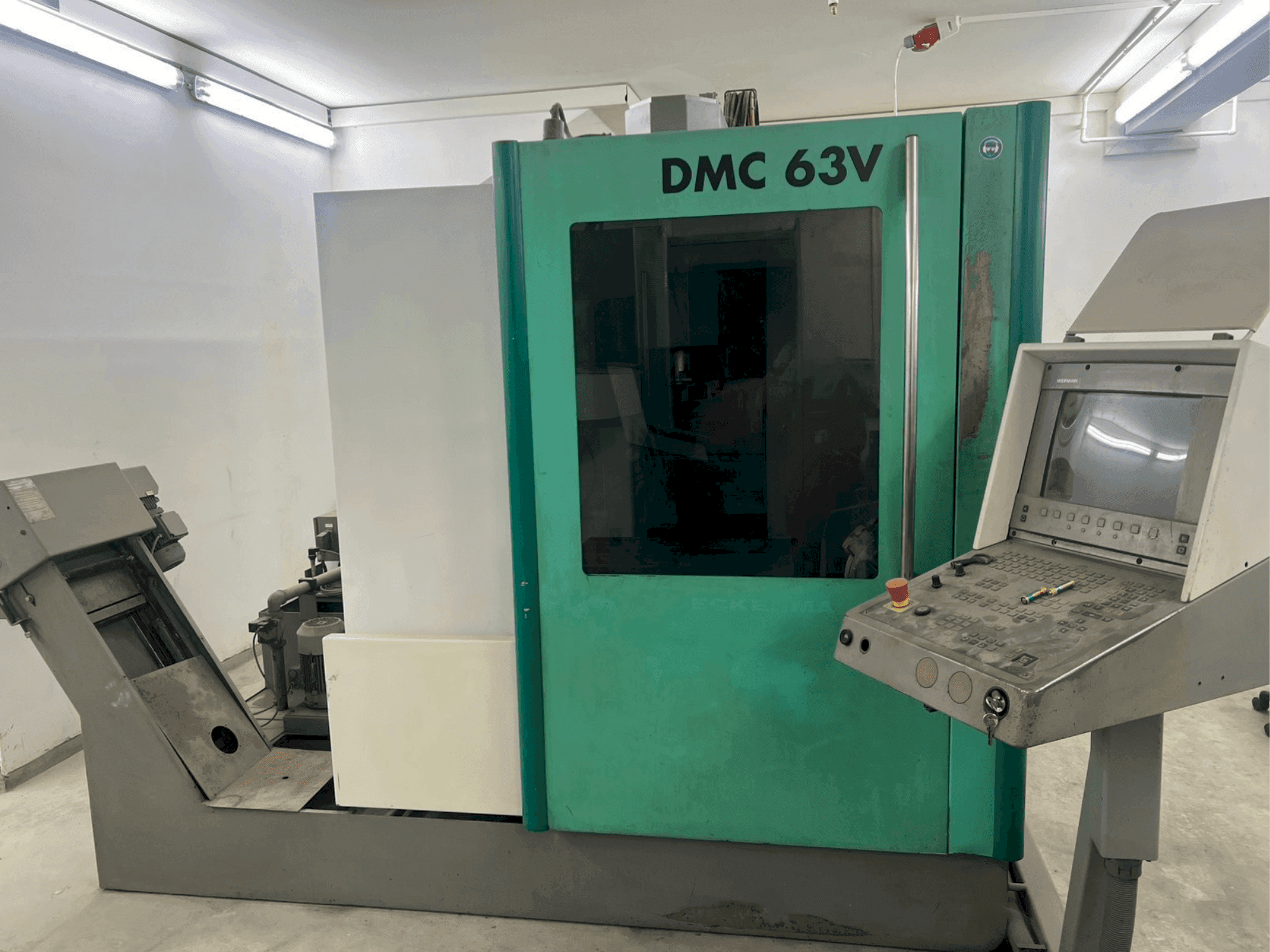 Makine  DECKEL MAHO DMC 63V - Önden görünüm