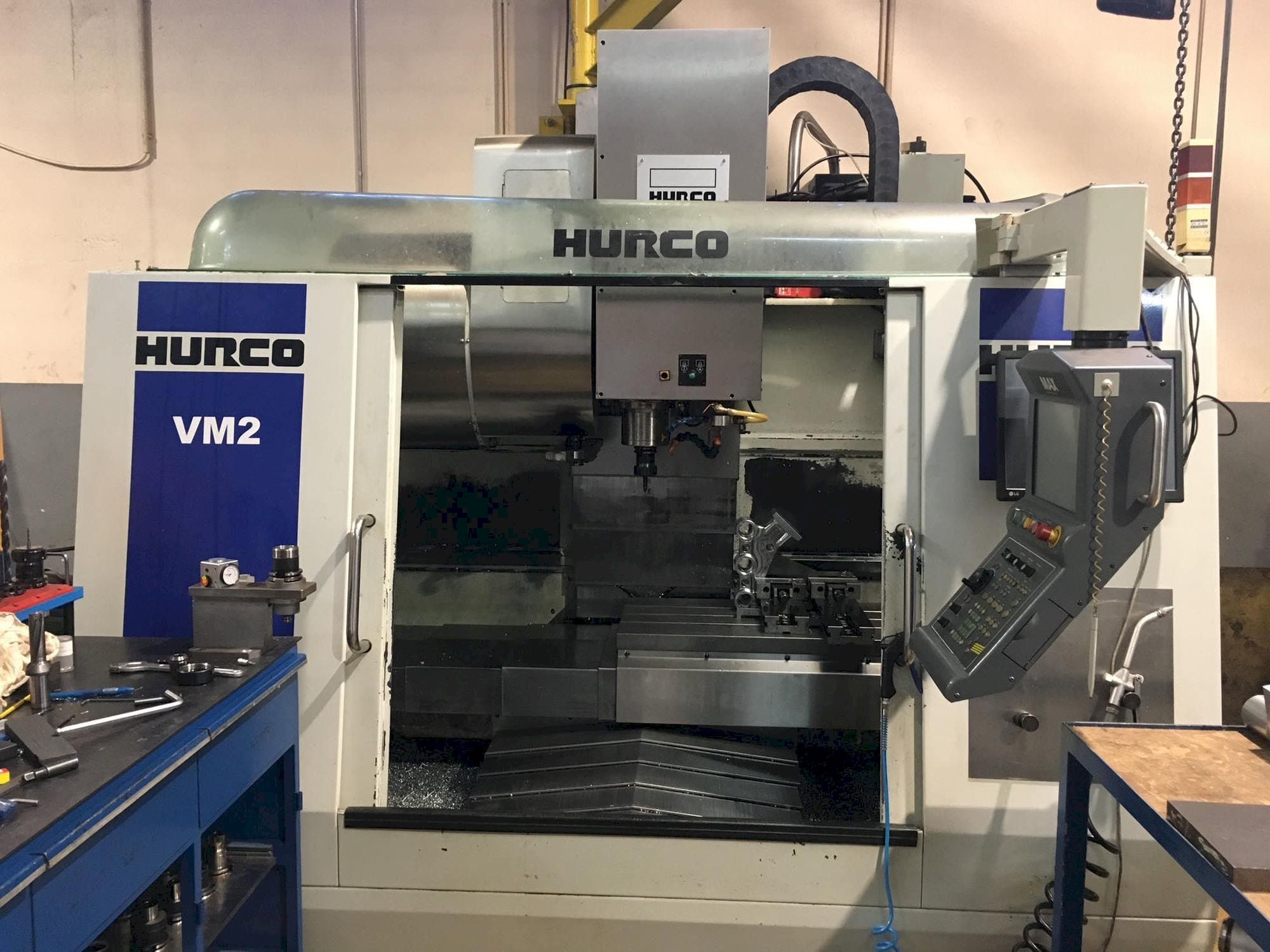 Makine  Hurco VM2 - Önden görünüm
