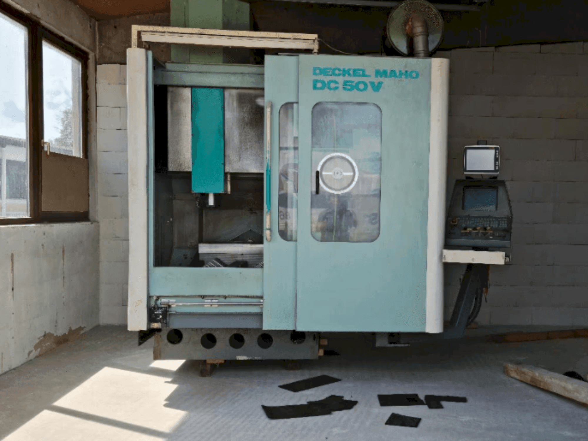 Makine  DECKEL MAHO DC 50 V - Önden görünüm