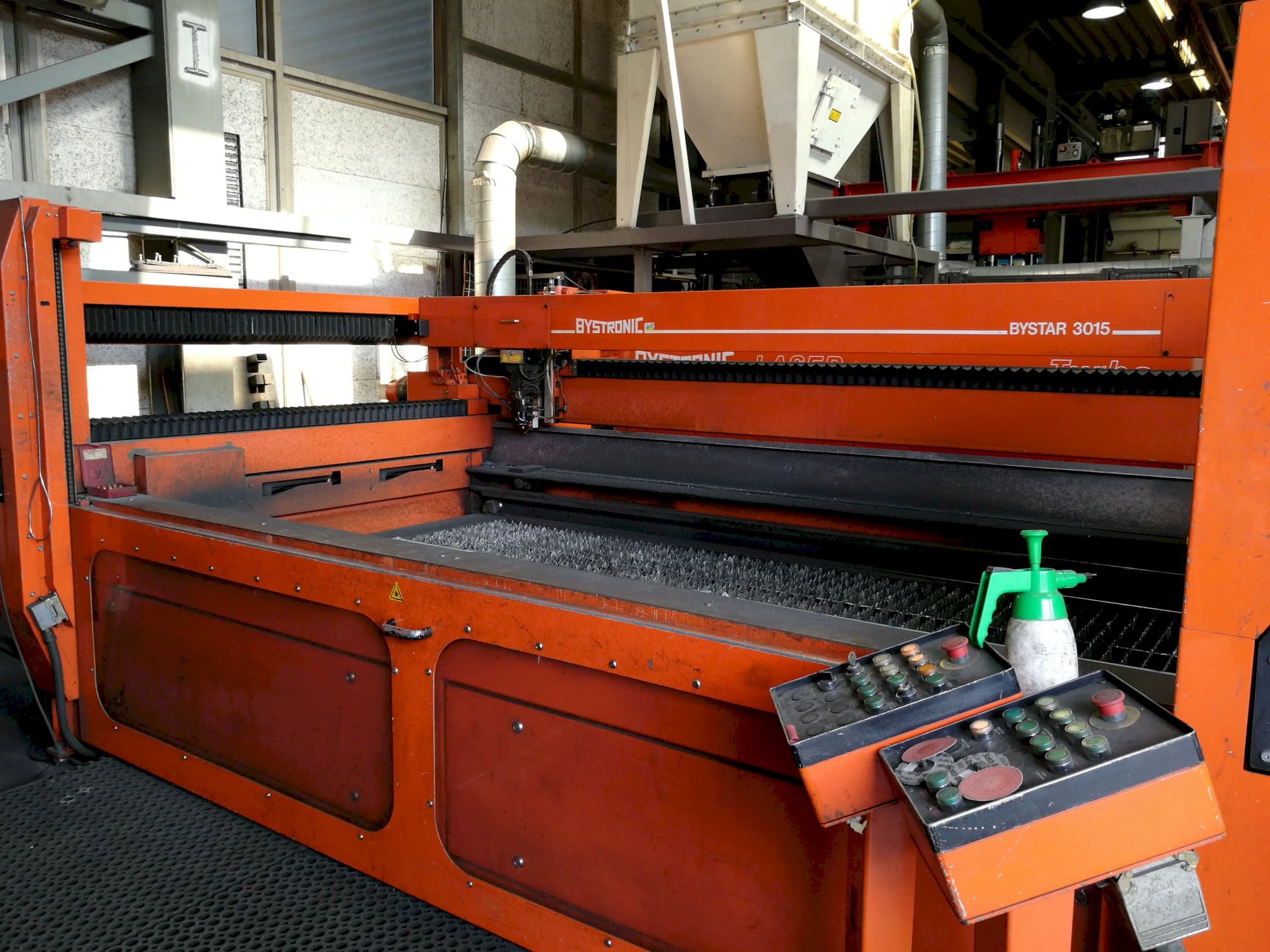 Makine  Bystronic - Sağdan görünüm Bystar 3015