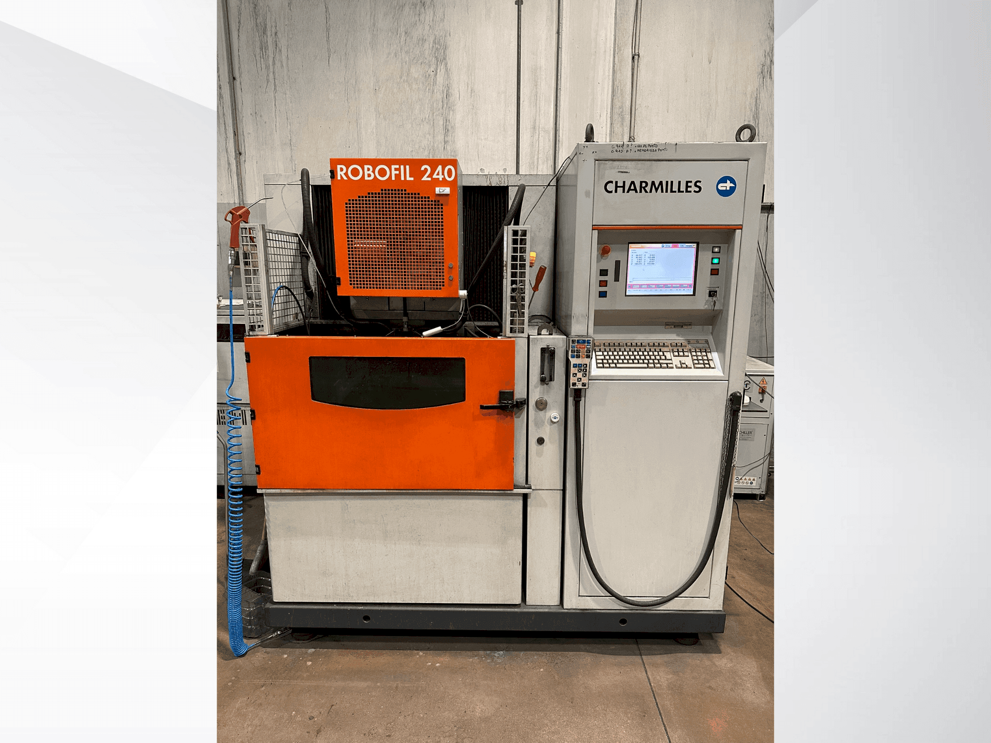 Makine  CHARMILLES Robofil 240 - Önden görünüm