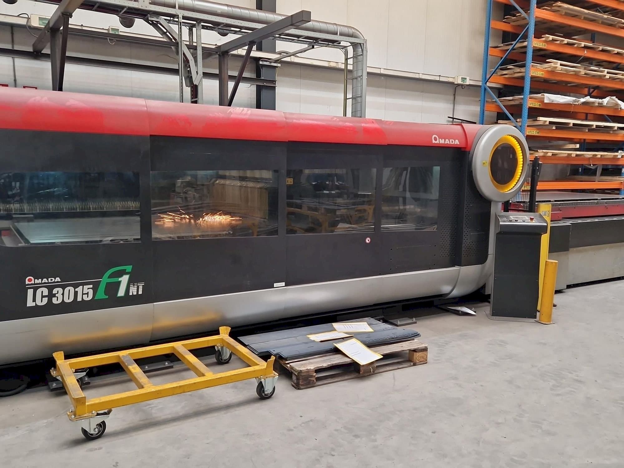 Makine  AMADA LC3015 F1 NT - Önden görünüm