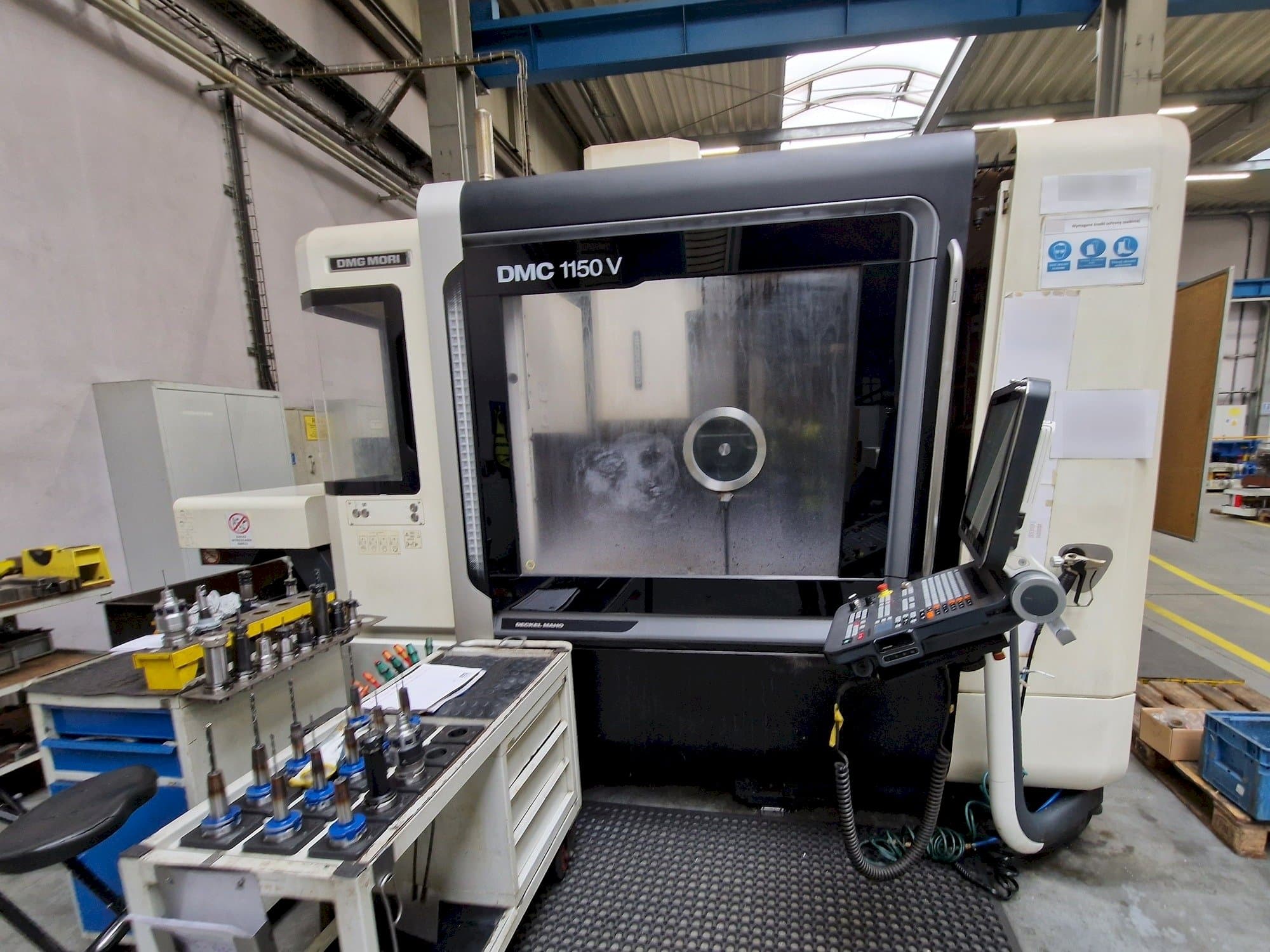 Makine  DMG MORI DMC 1150 V - Önden görünüm