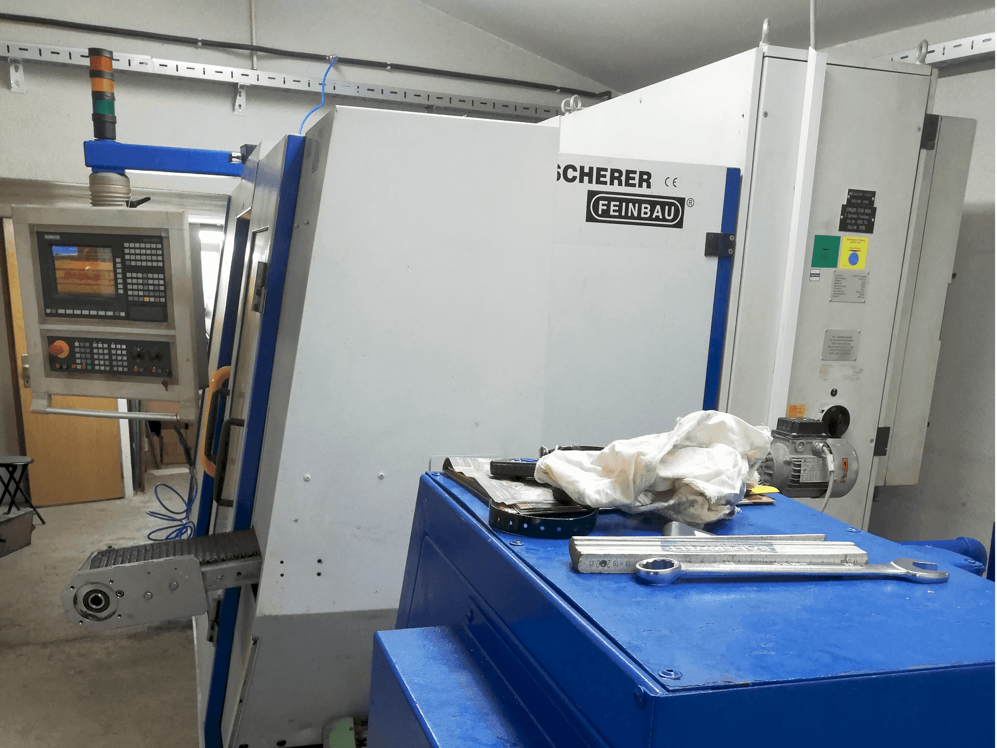 Makine  Scherer - Feinbau CNC244/2 - Önden görünüm