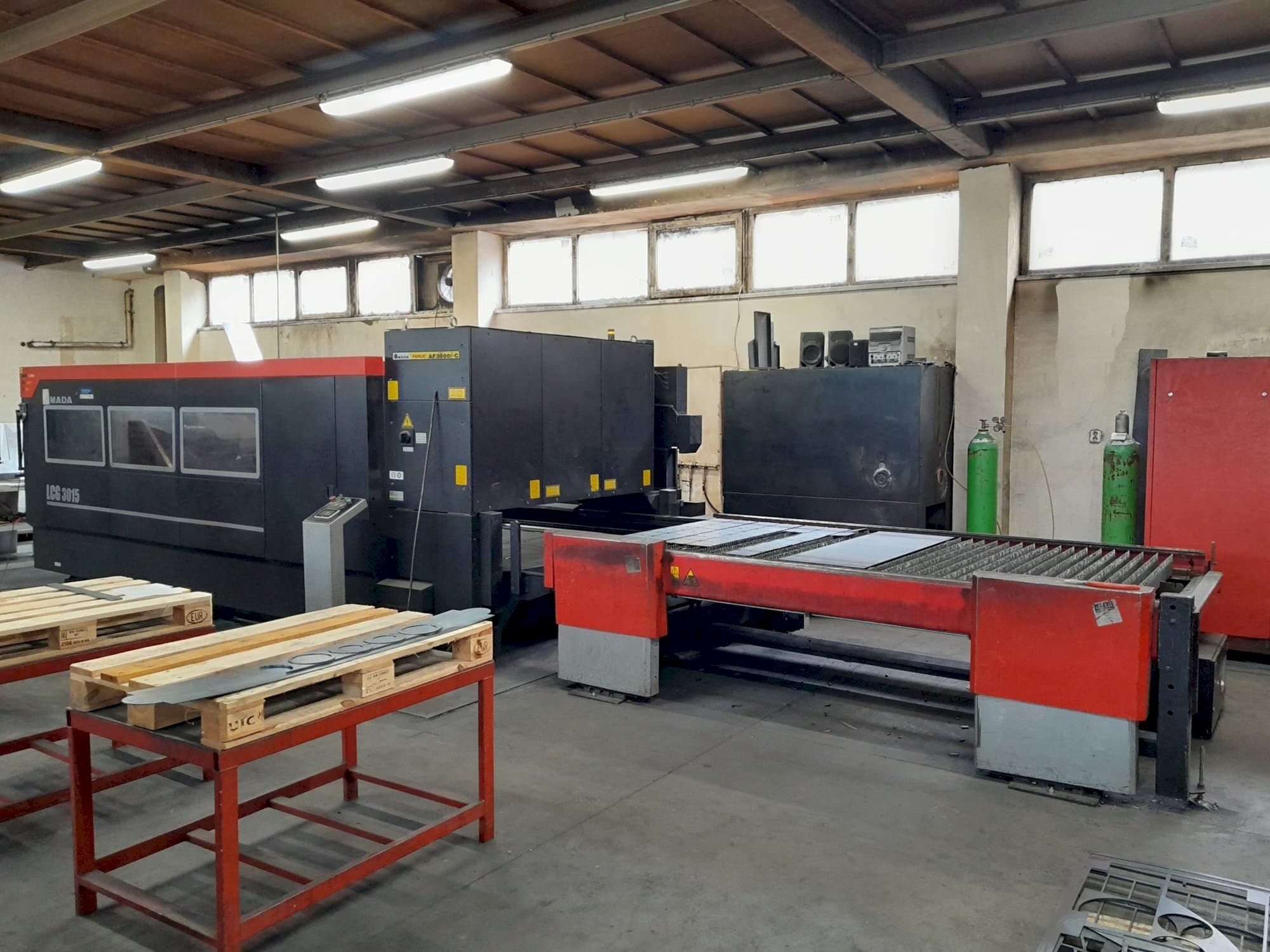 Makine  AMADA LCG 3015 - Önden görünüm