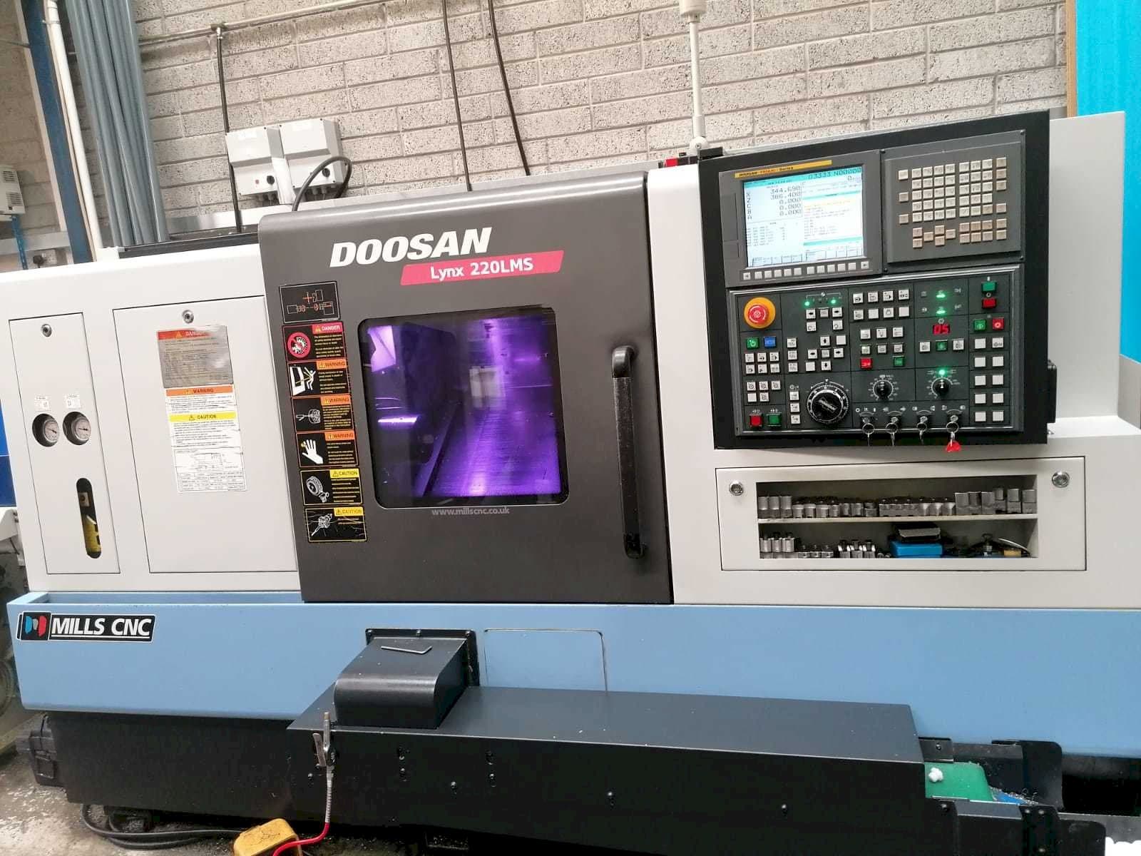 Makine  Doosan Lynx 220LMSA - Önden görünüm