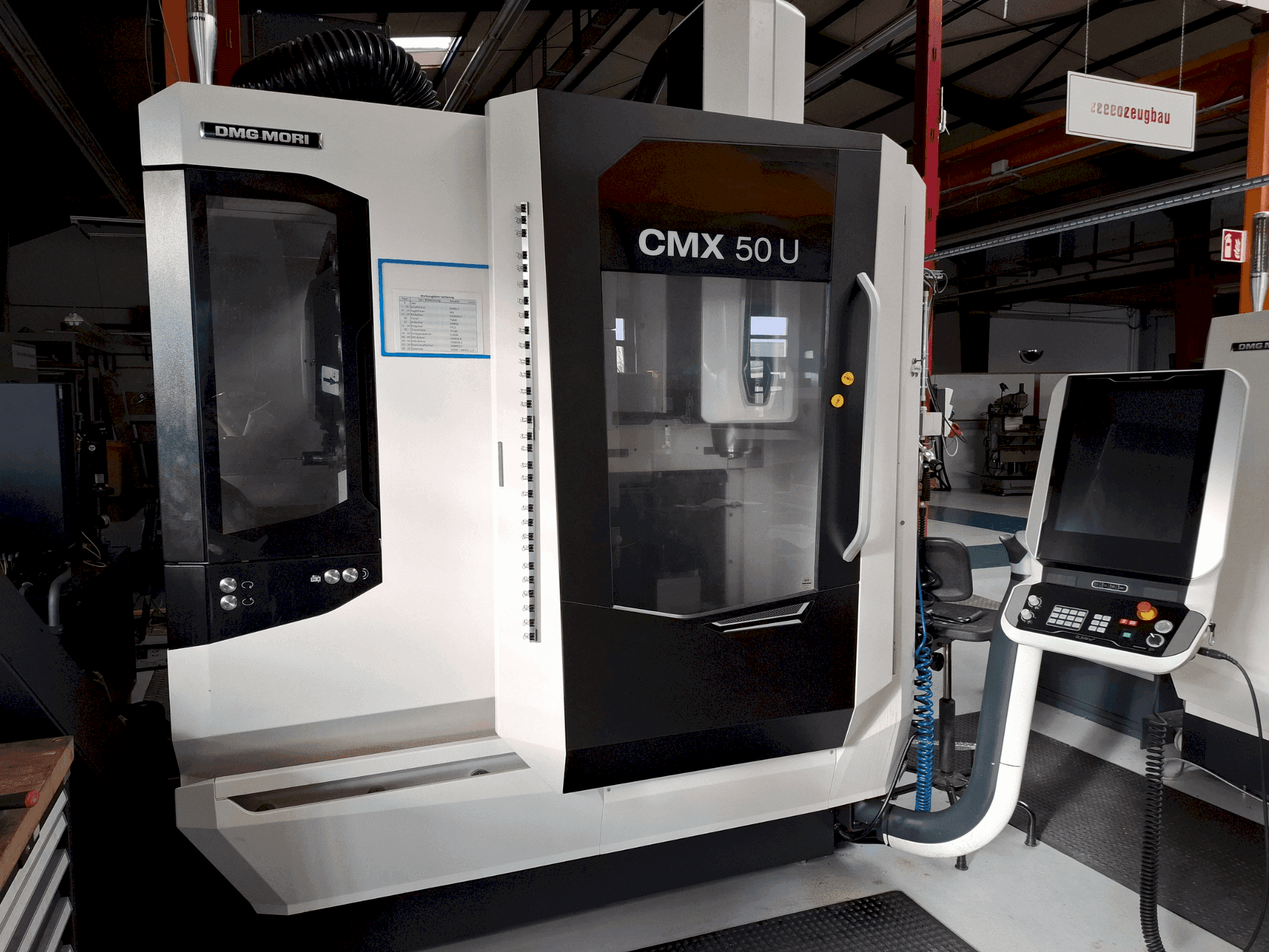 Makine  DMG MORI CMX 50U - Önden görünüm